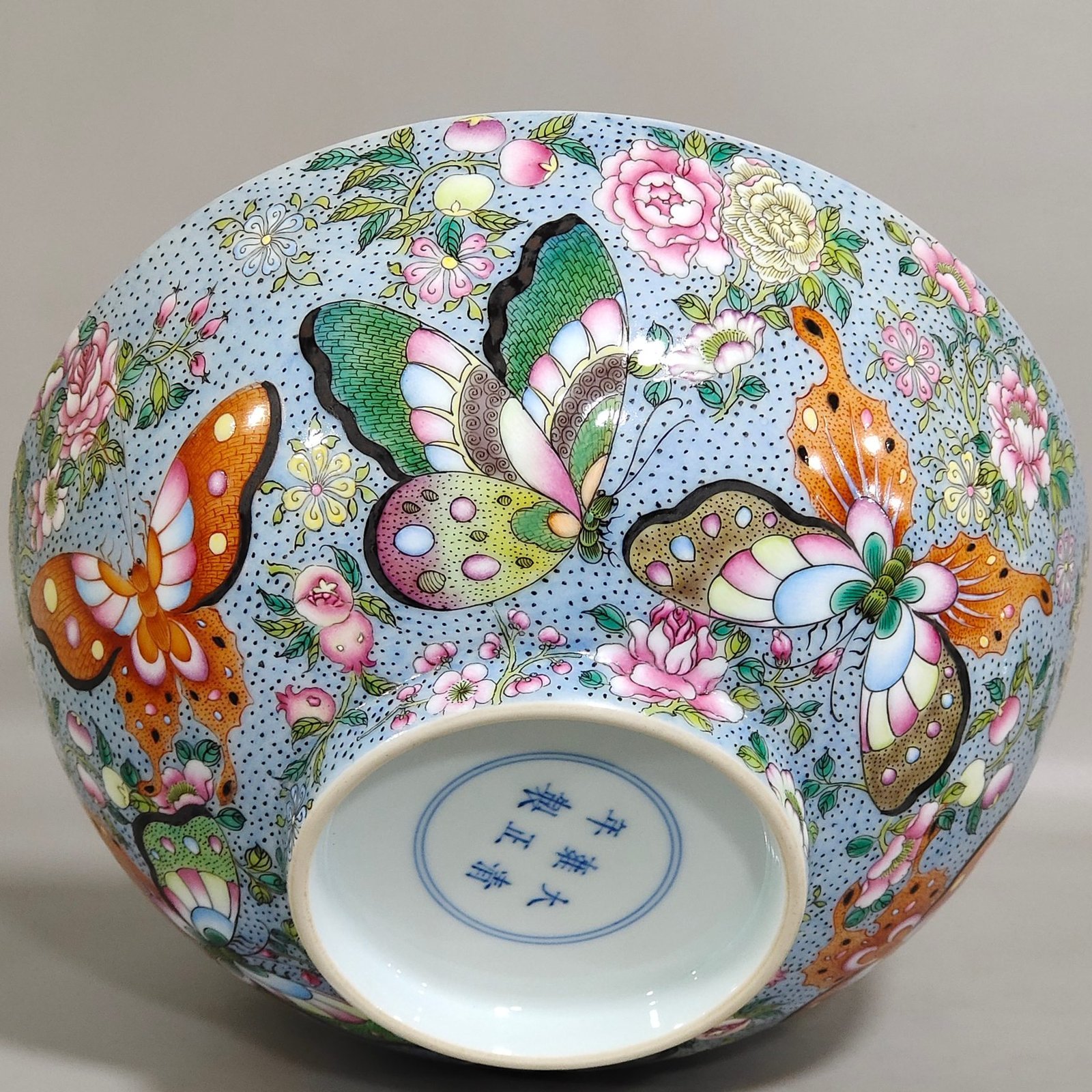 Qing Dynasty Yongzheng A large bowl with painted butterflies inside