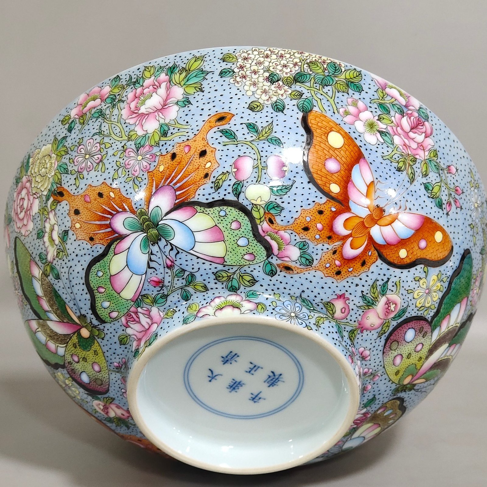 Qing Dynasty Yongzheng A large bowl with painted butterflies inside