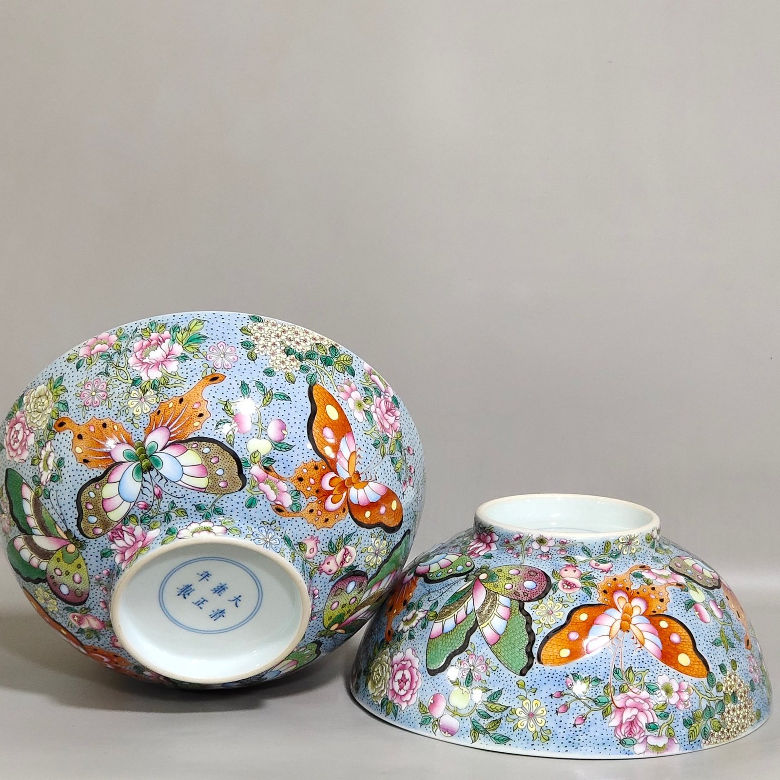 Qing Dynasty Yongzheng A large bowl with painted butterflies inside