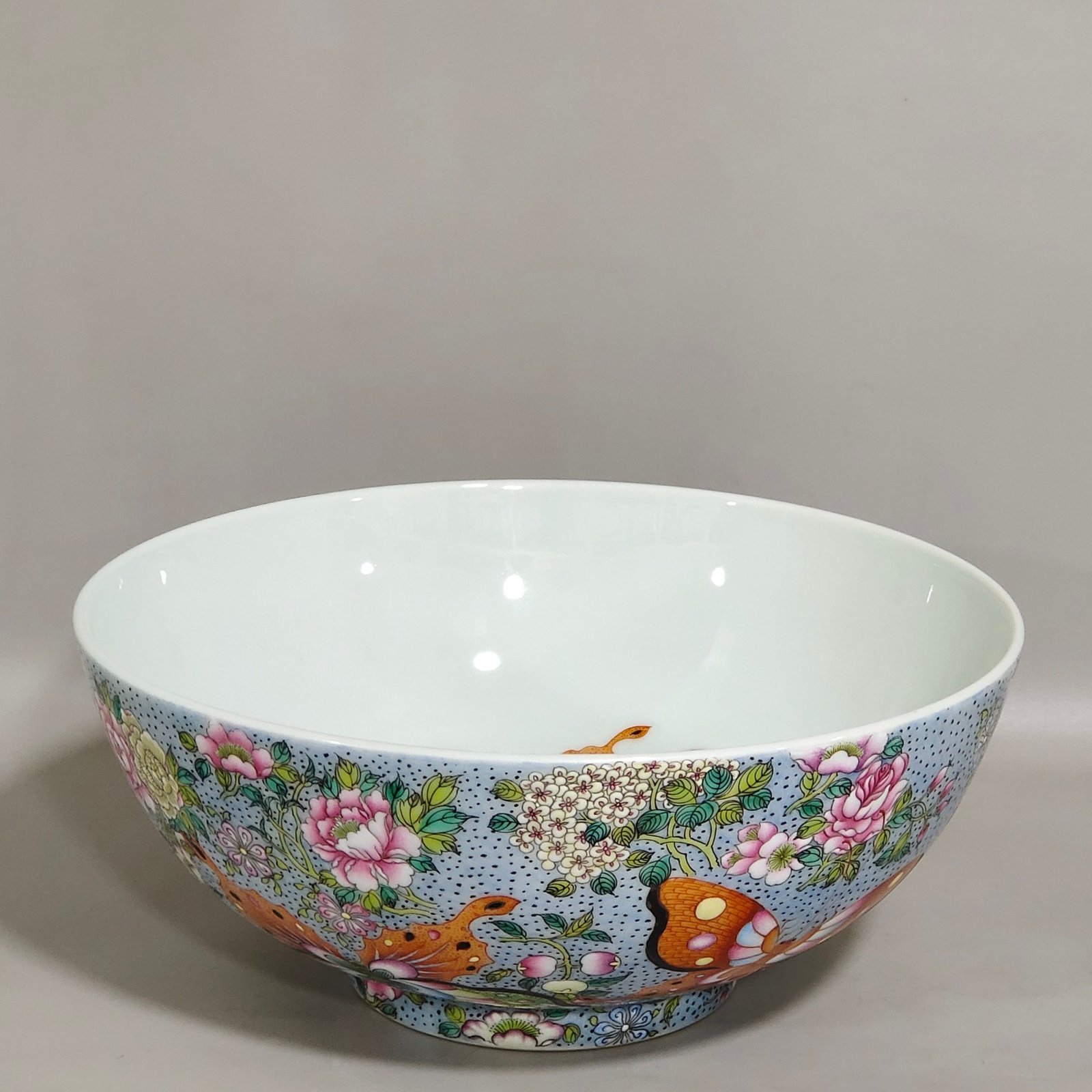 Qing Dynasty Yongzheng A large bowl with painted butterflies inside