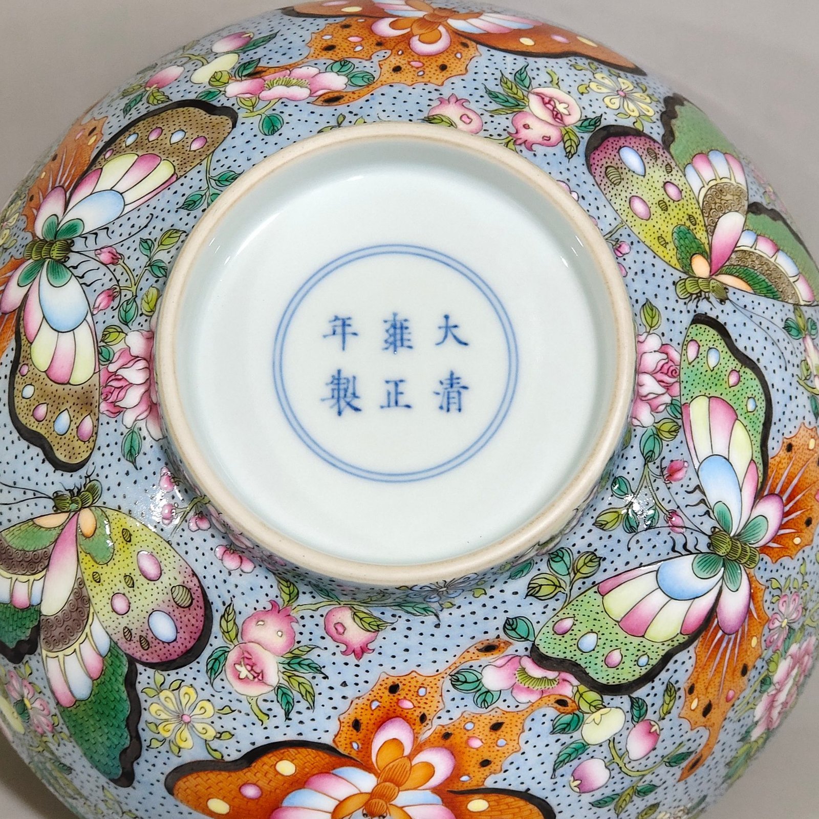 Qing Dynasty Yongzheng A large bowl with painted butterflies inside