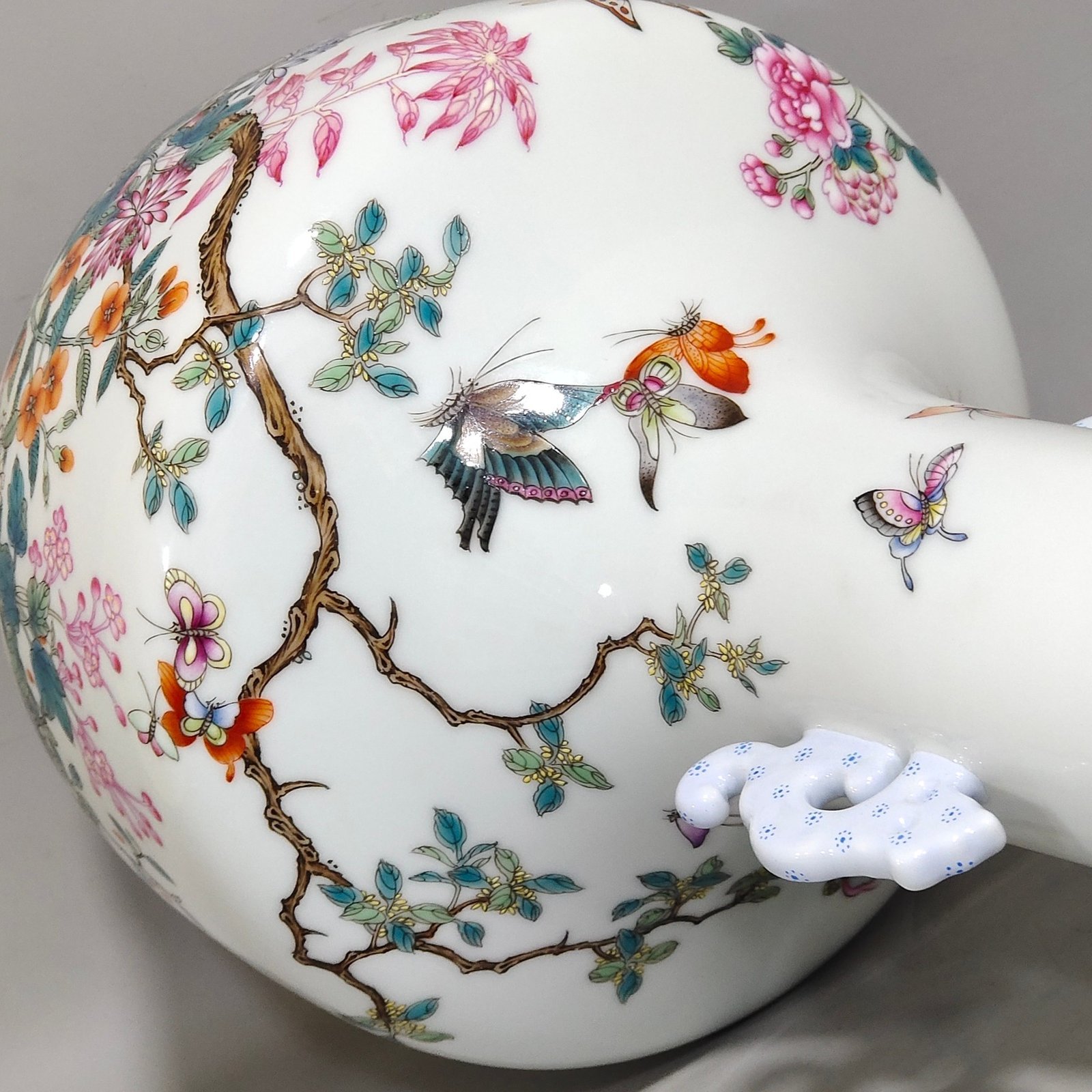 Qing Dynasty Yongzheng Dielianhua amphorae