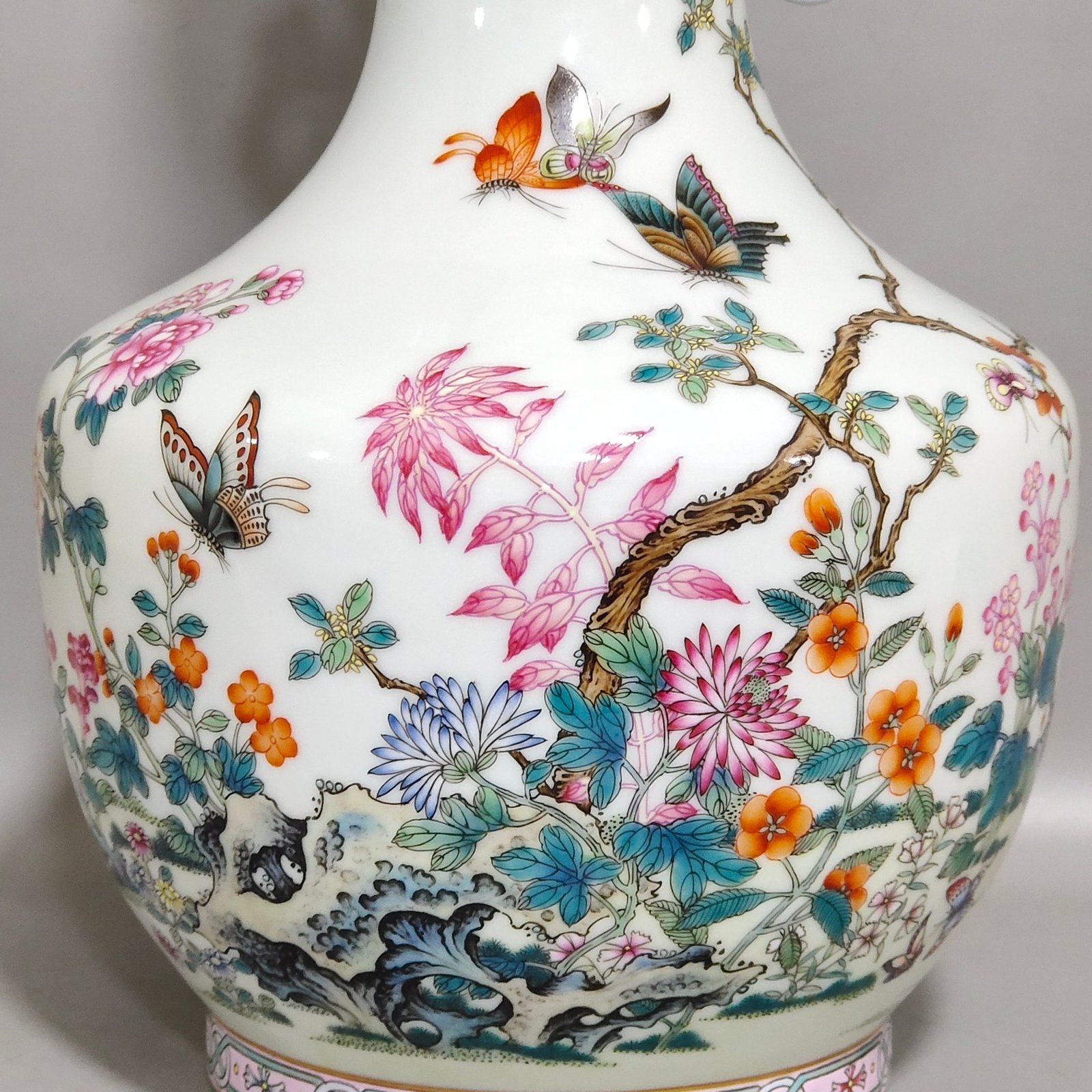 Qing Dynasty Yongzheng Dielianhua amphorae