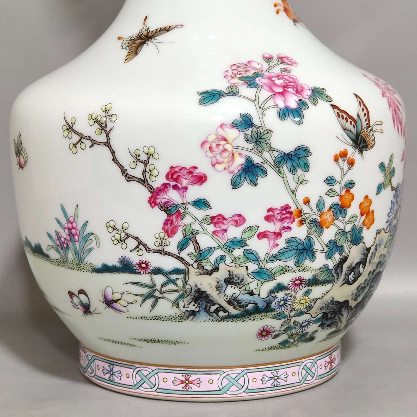 Qing Dynasty Yongzheng Dielianhua amphorae