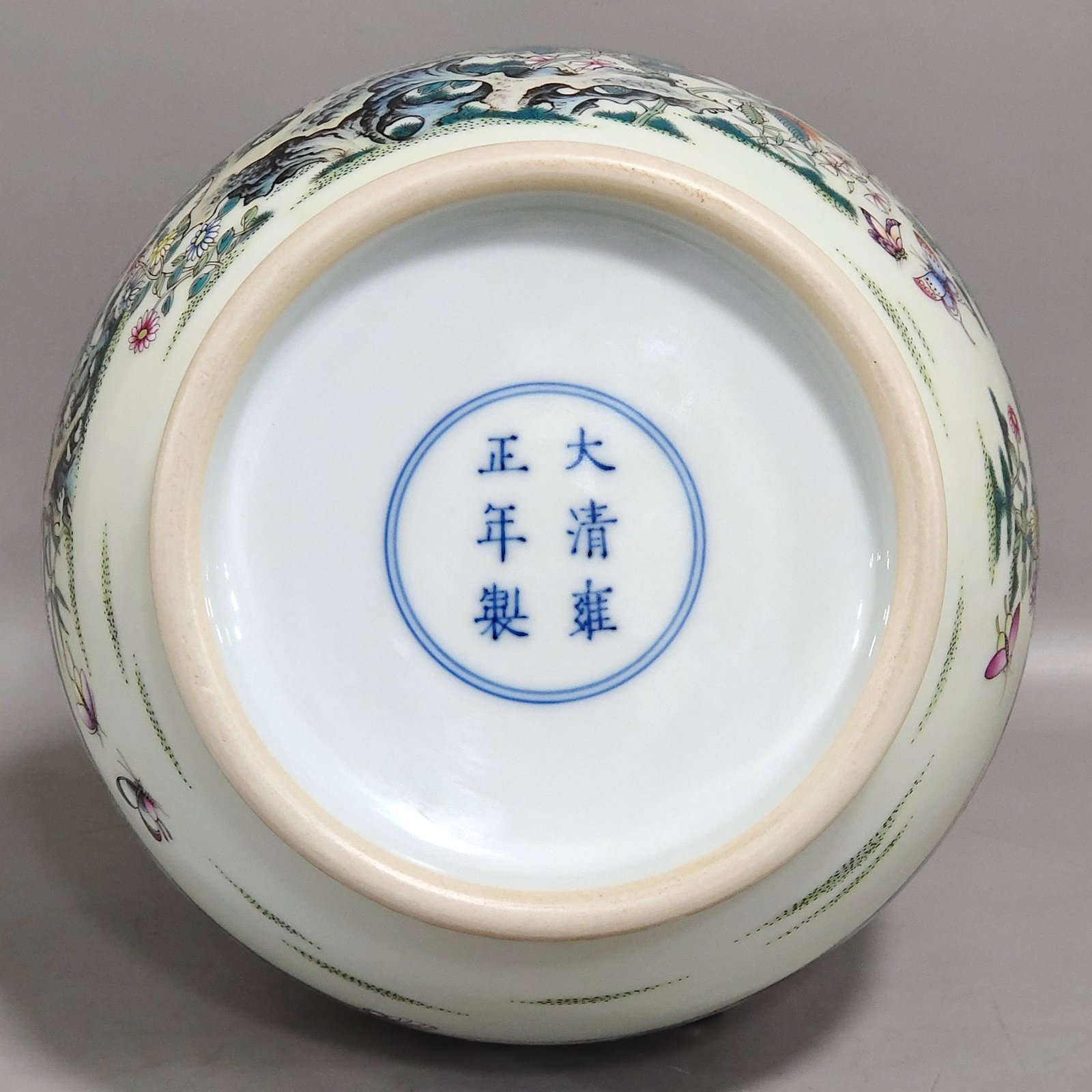 Qing Dynasty Yongzheng Dielianhua amphorae