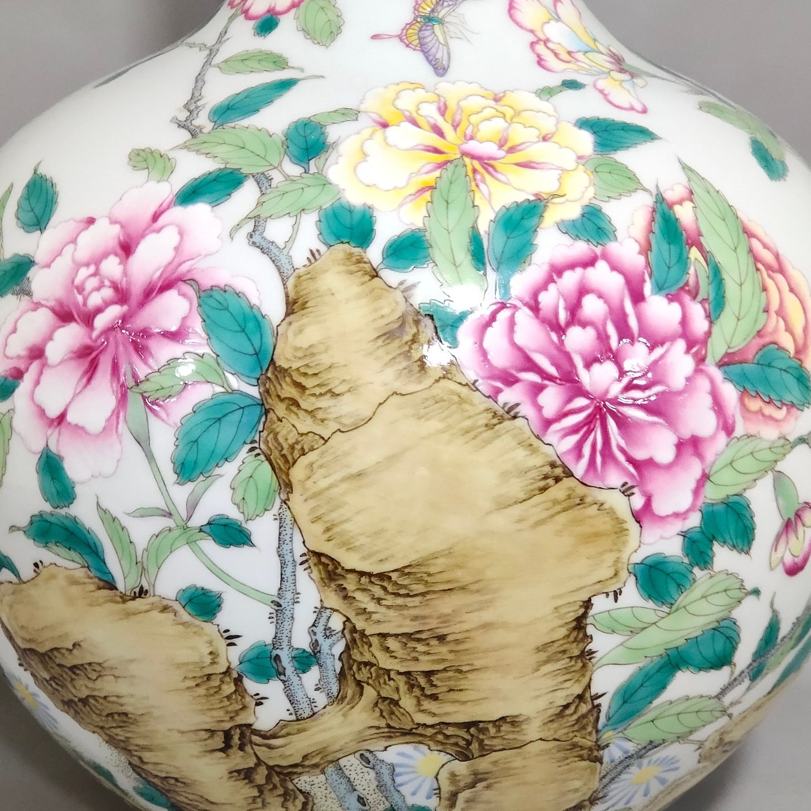 Qing Dynasty Yongzheng Dielianhua celestial vase