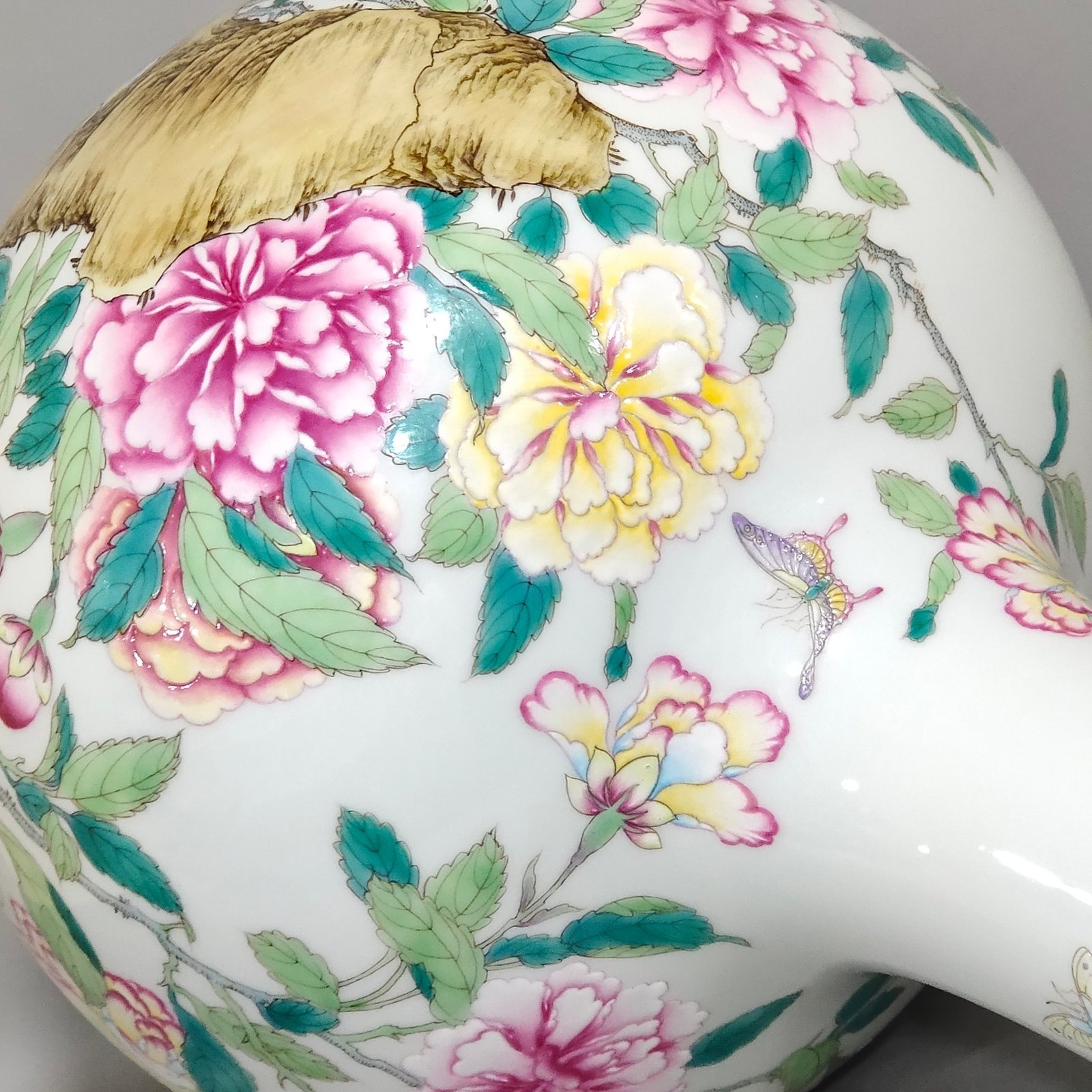 Qing Dynasty Yongzheng Dielianhua celestial vase