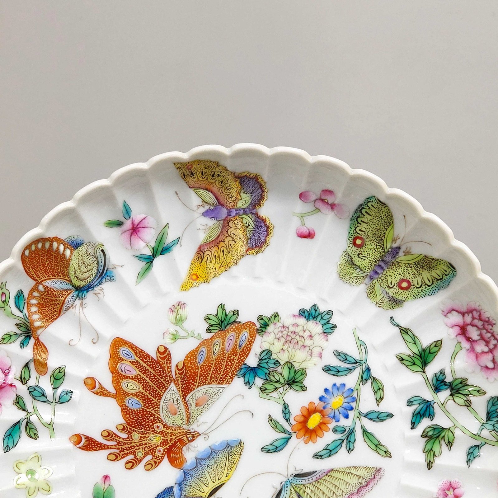 Qing Dynasty Yongzheng Dielian flower melon prismatic plate