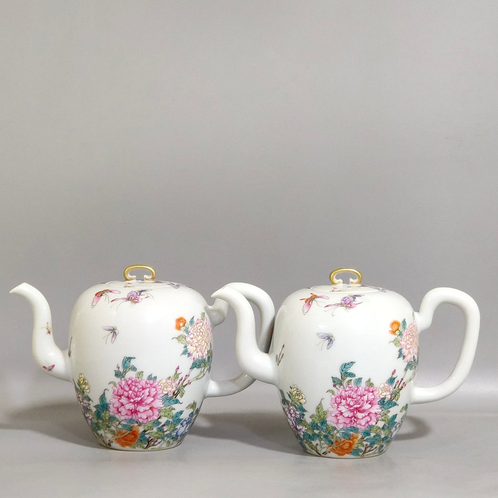 Qing Dynasty Yongzheng Dielianhua teapot