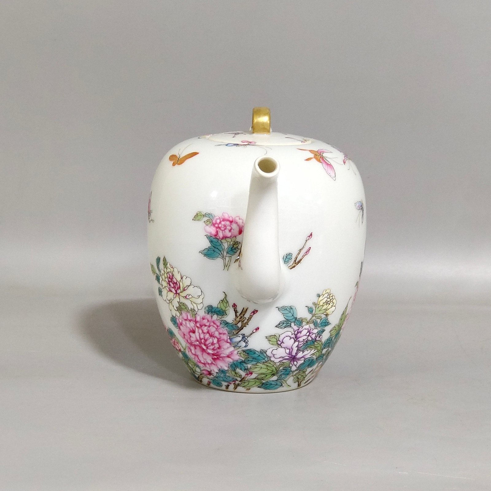 Qing Dynasty Yongzheng Dielianhua teapot