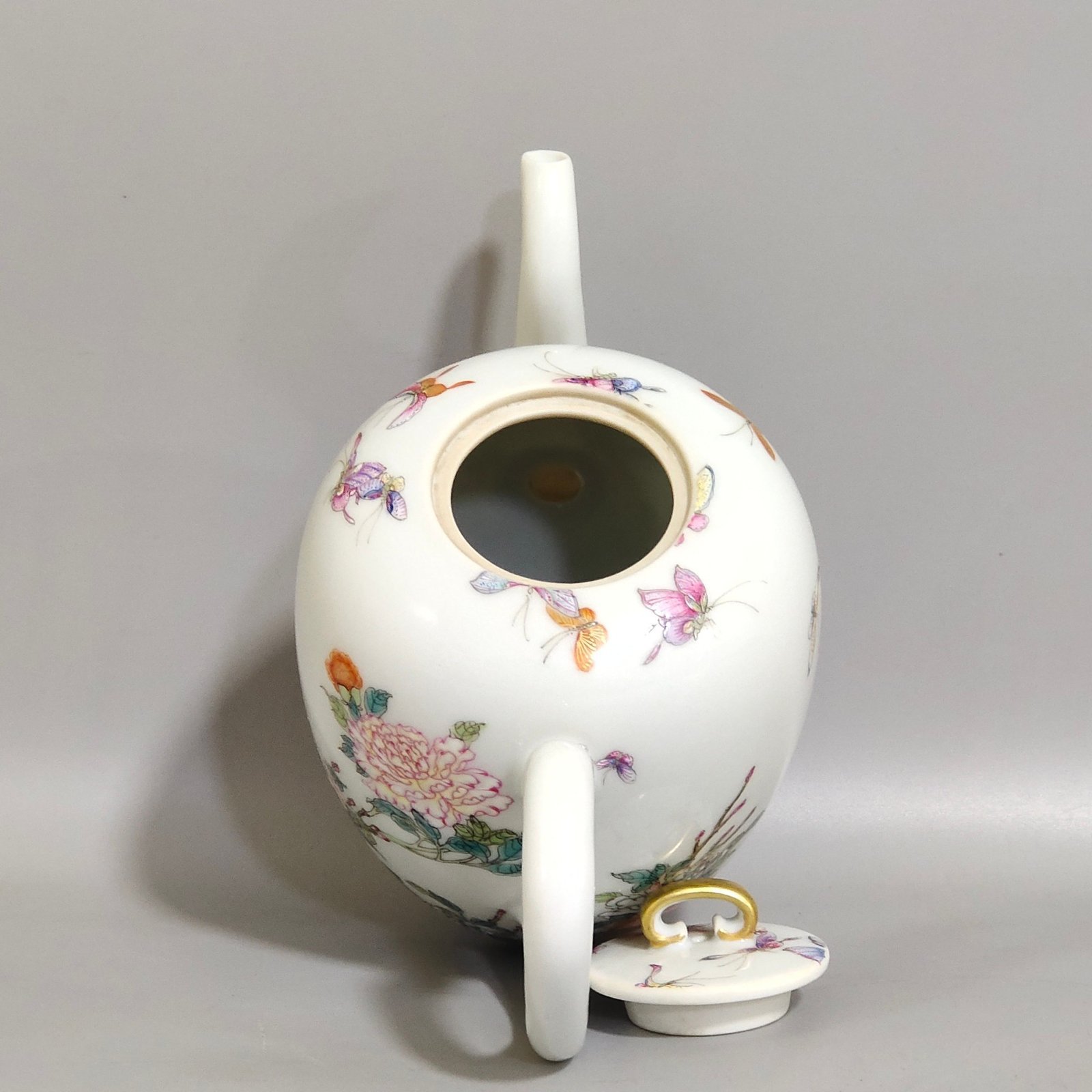 Qing Dynasty Yongzheng Dielianhua teapot