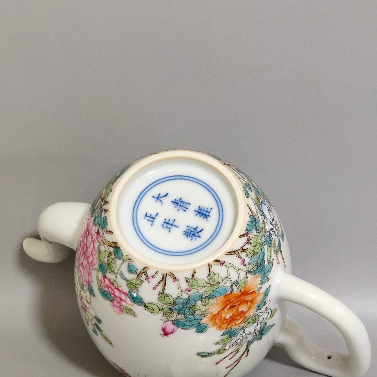 Qing Dynasty Yongzheng Dielianhua teapot