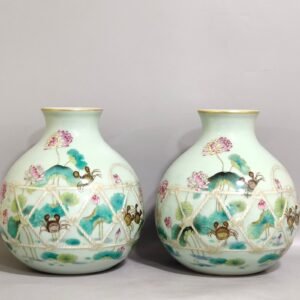 Qing Dynasty Yongzheng bean green glaze lotus and bamboo vase