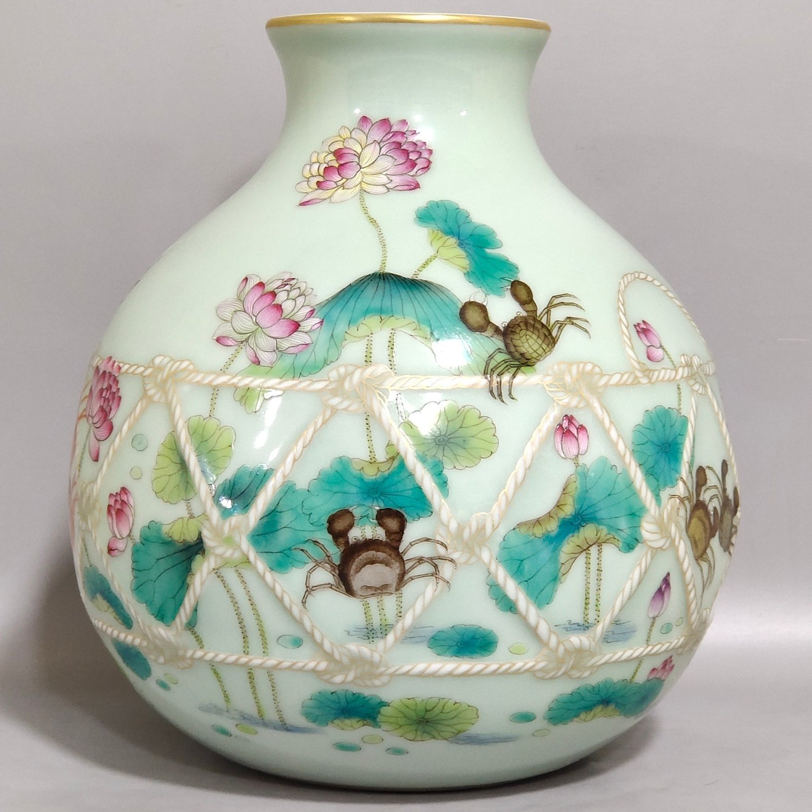 Qing Dynasty Yongzheng bean green glaze lotus and bamboo vase