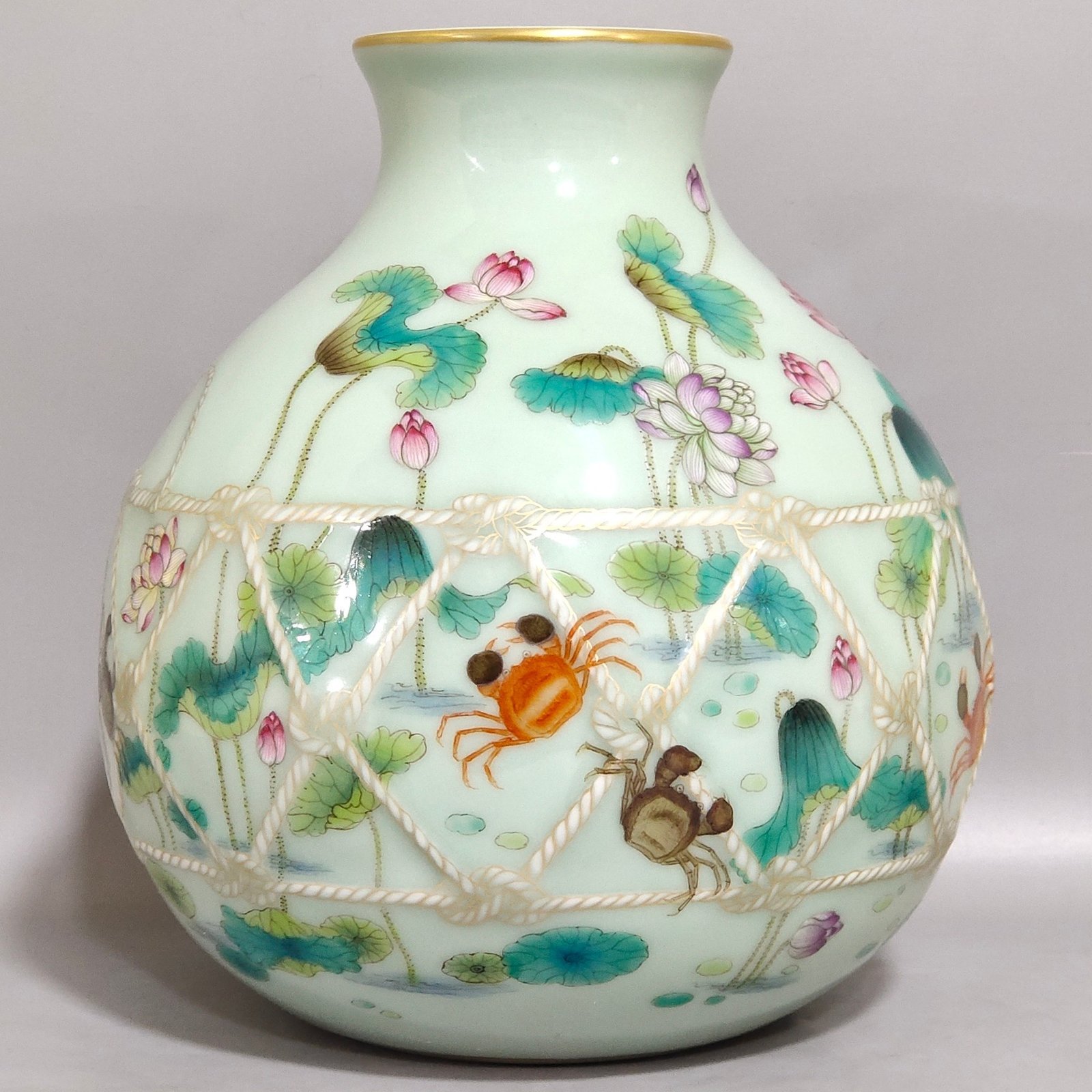 Qing Dynasty Yongzheng bean green glaze lotus and bamboo vase