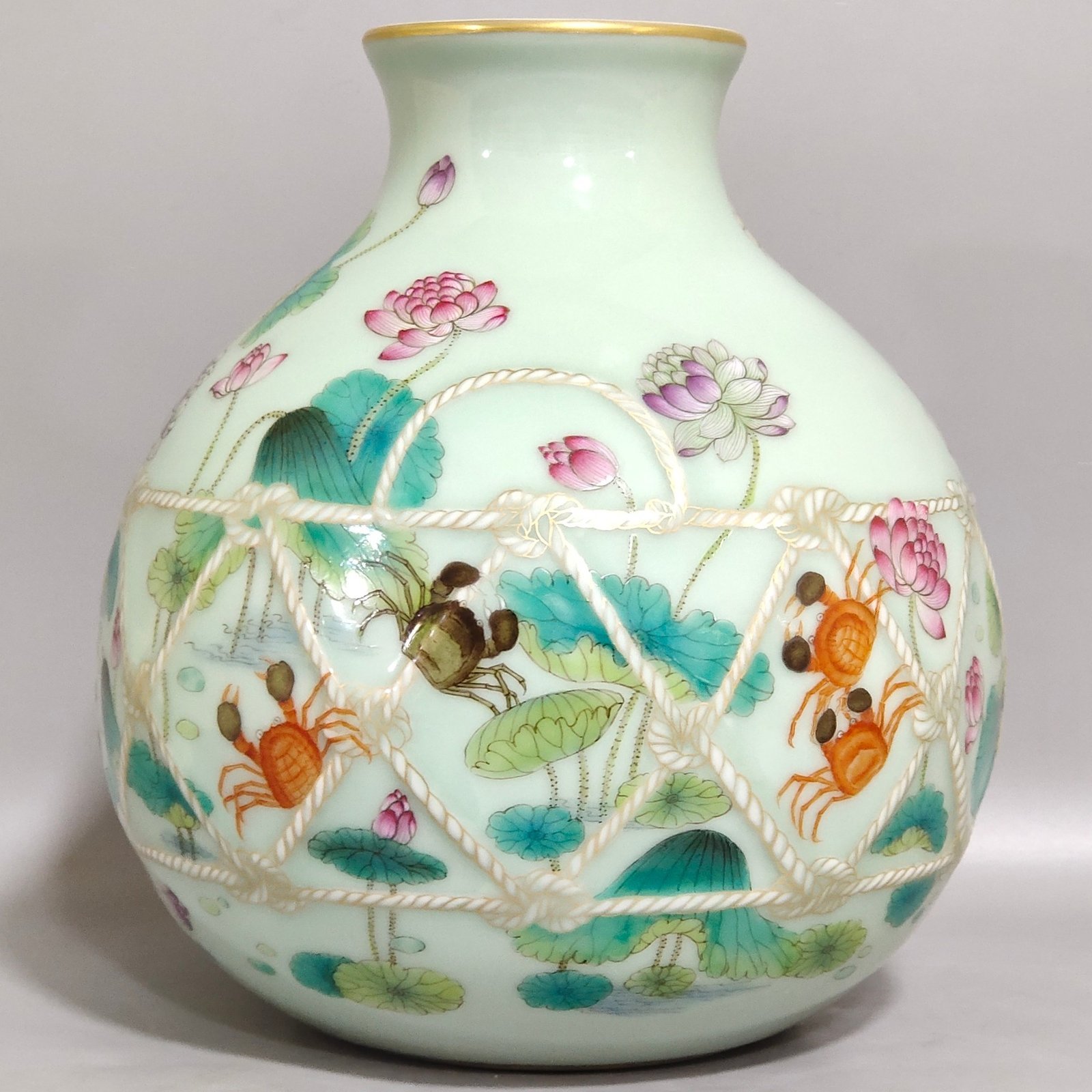 Qing Dynasty Yongzheng bean green glaze lotus and bamboo vase