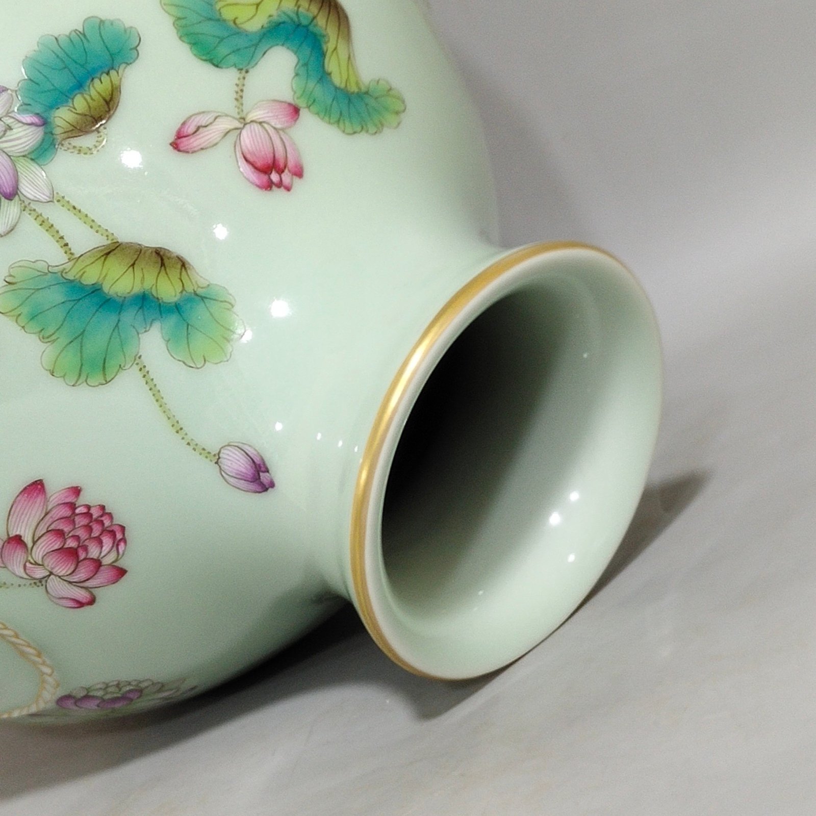 Qing Dynasty Yongzheng bean green glaze lotus and bamboo vase