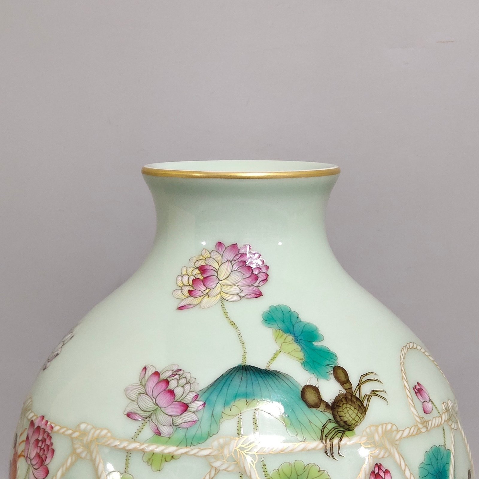 Qing Dynasty Yongzheng bean green glaze lotus and bamboo vase