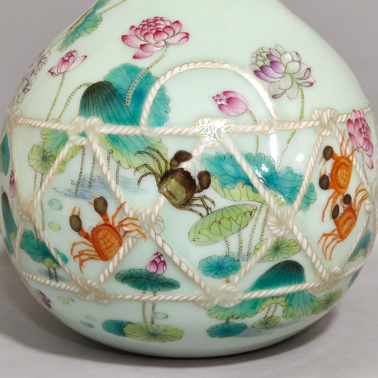 Qing Dynasty Yongzheng bean green glaze lotus and bamboo vase