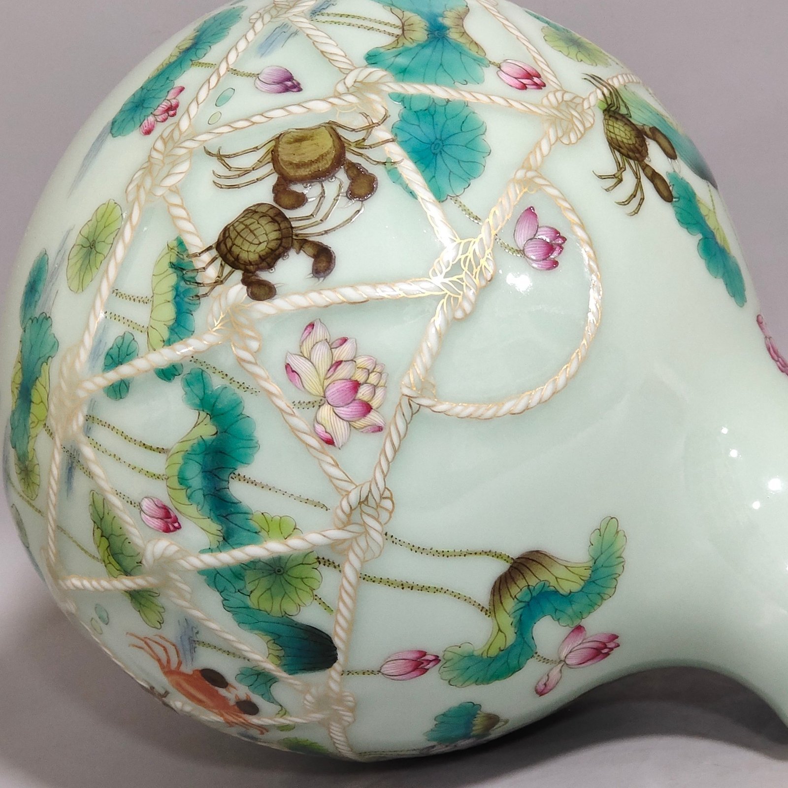 Qing Dynasty Yongzheng bean green glaze lotus and bamboo vase