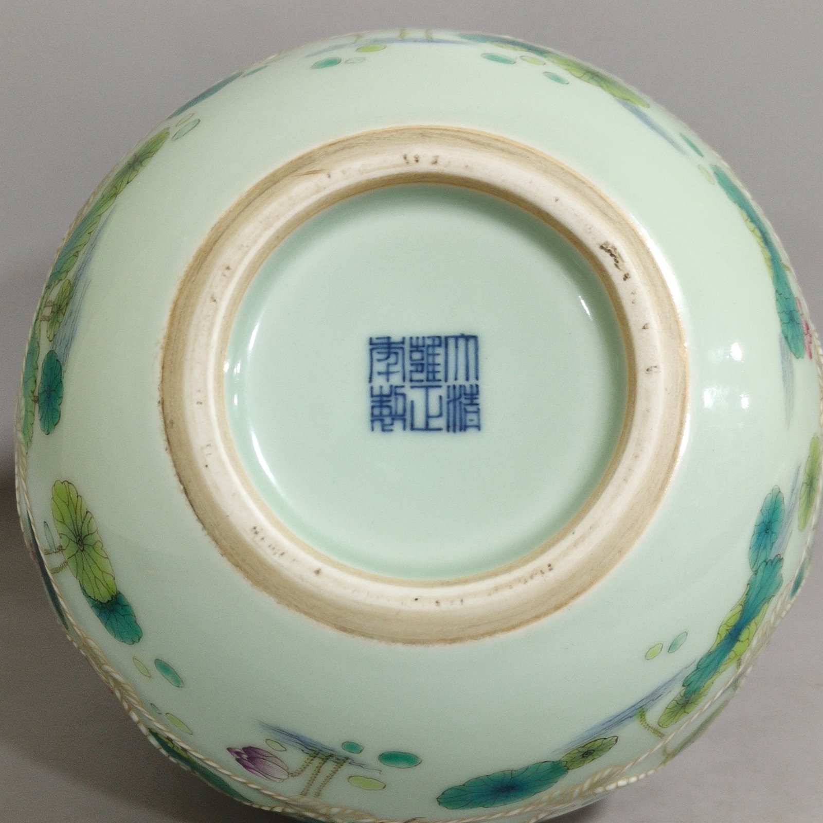 Qing Dynasty Yongzheng bean green glaze lotus and bamboo vase