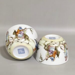 Qing Dynasty Yongzheng walking in the snow to find plum blossom cup