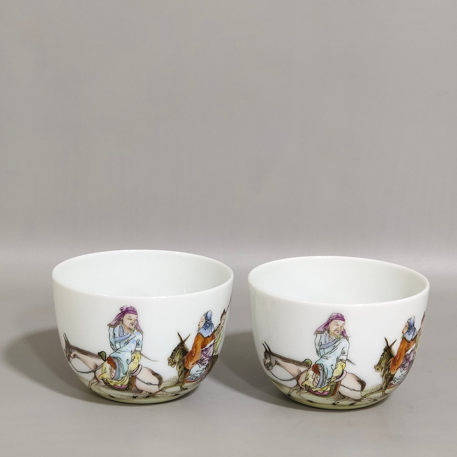 Qing Dynasty Yongzheng walking in the snow to find plum blossom cup