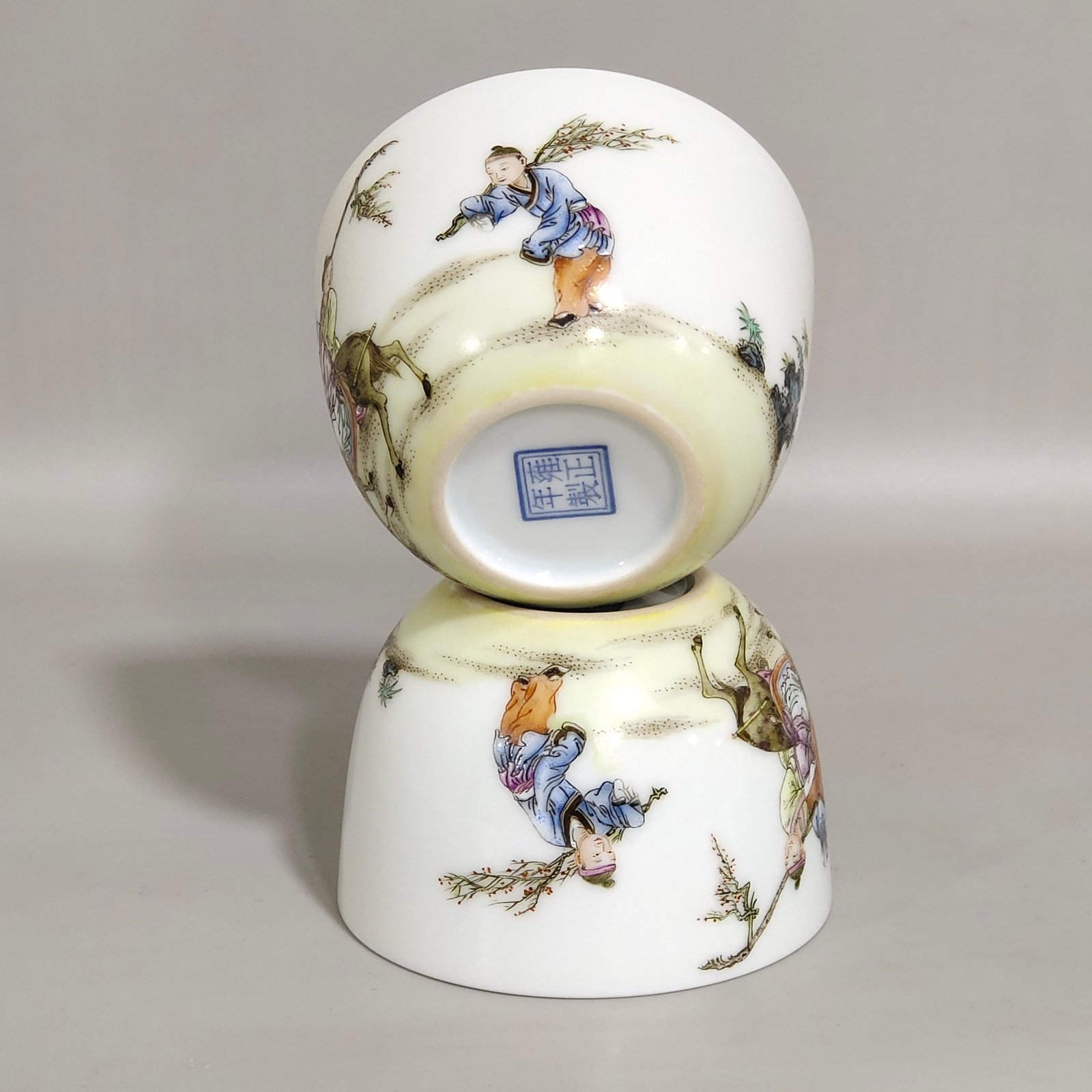 Qing Dynasty Yongzheng walking in the snow to find plum blossom cup