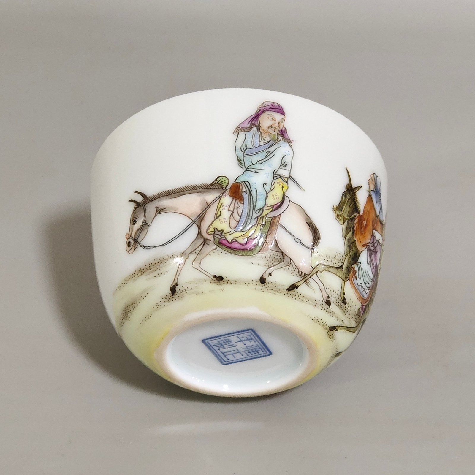 Qing Dynasty Yongzheng walking in the snow to find plum blossom cup