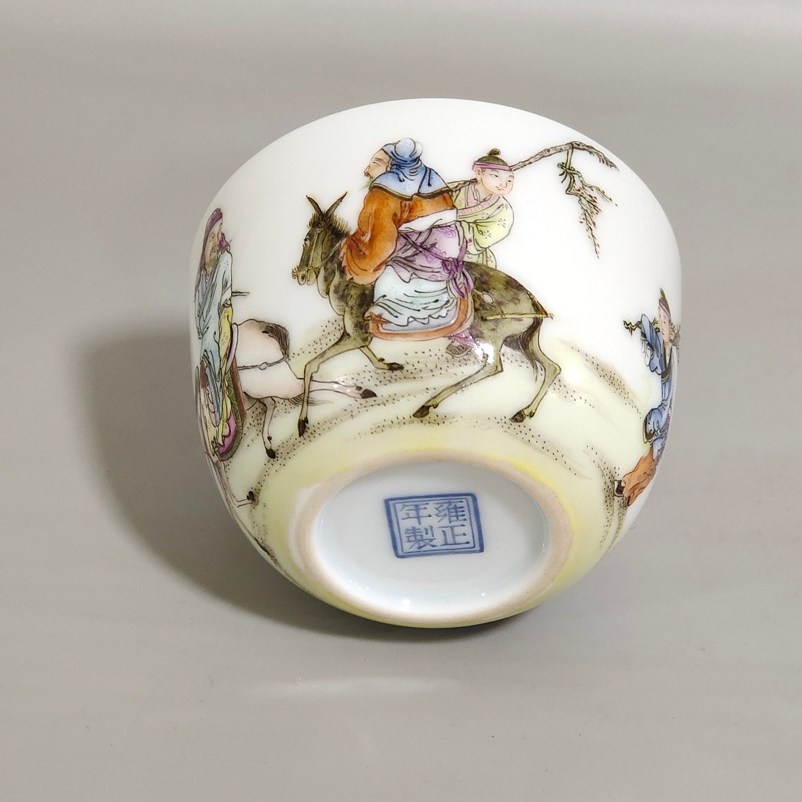 Qing Dynasty Yongzheng walking in the snow to find plum blossom cup
