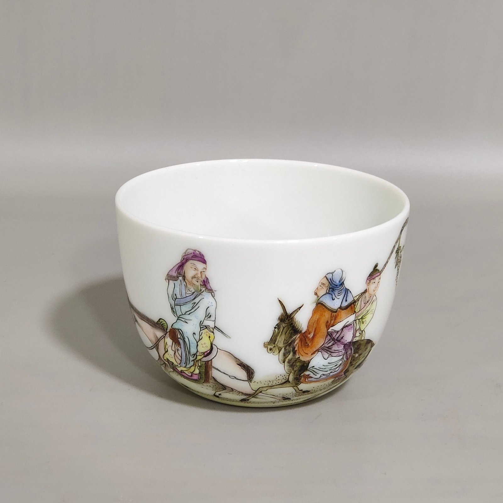 Qing Dynasty Yongzheng walking in the snow to find plum blossom cup