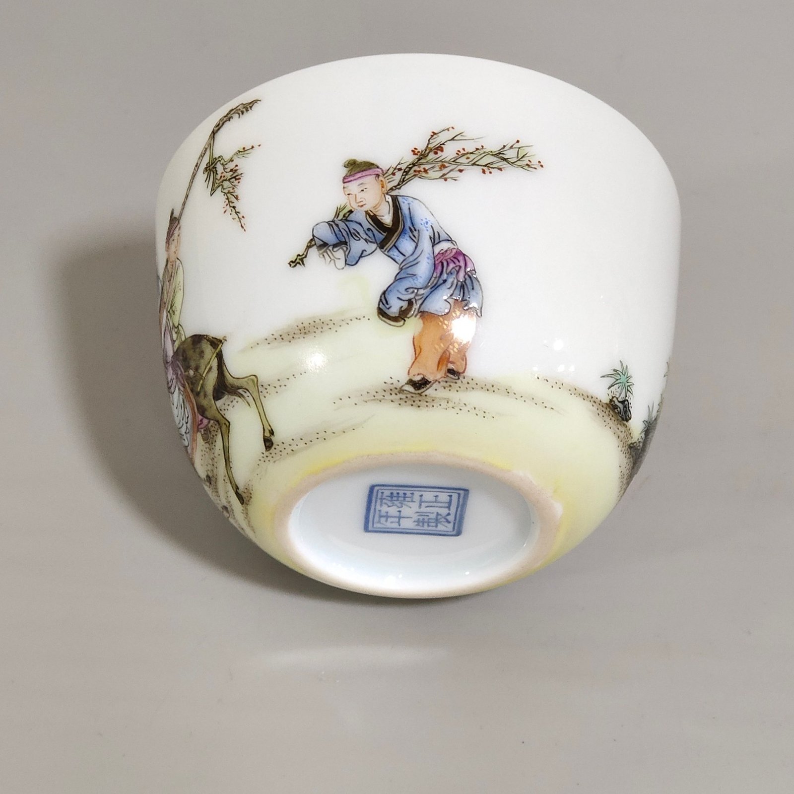 Qing Dynasty Yongzheng walking in the snow to find plum blossom cup