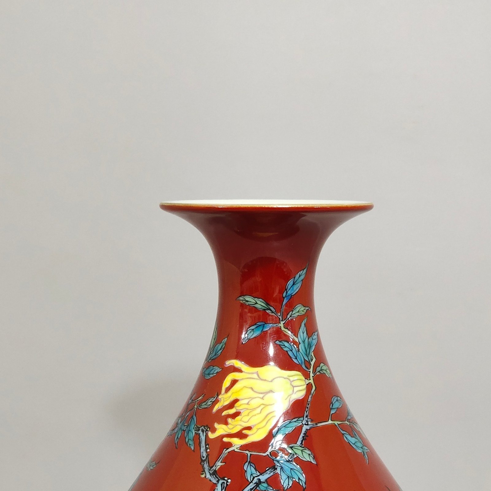 Qing Dynasty Yongzheng chili red Sanduo jade pot spring vase