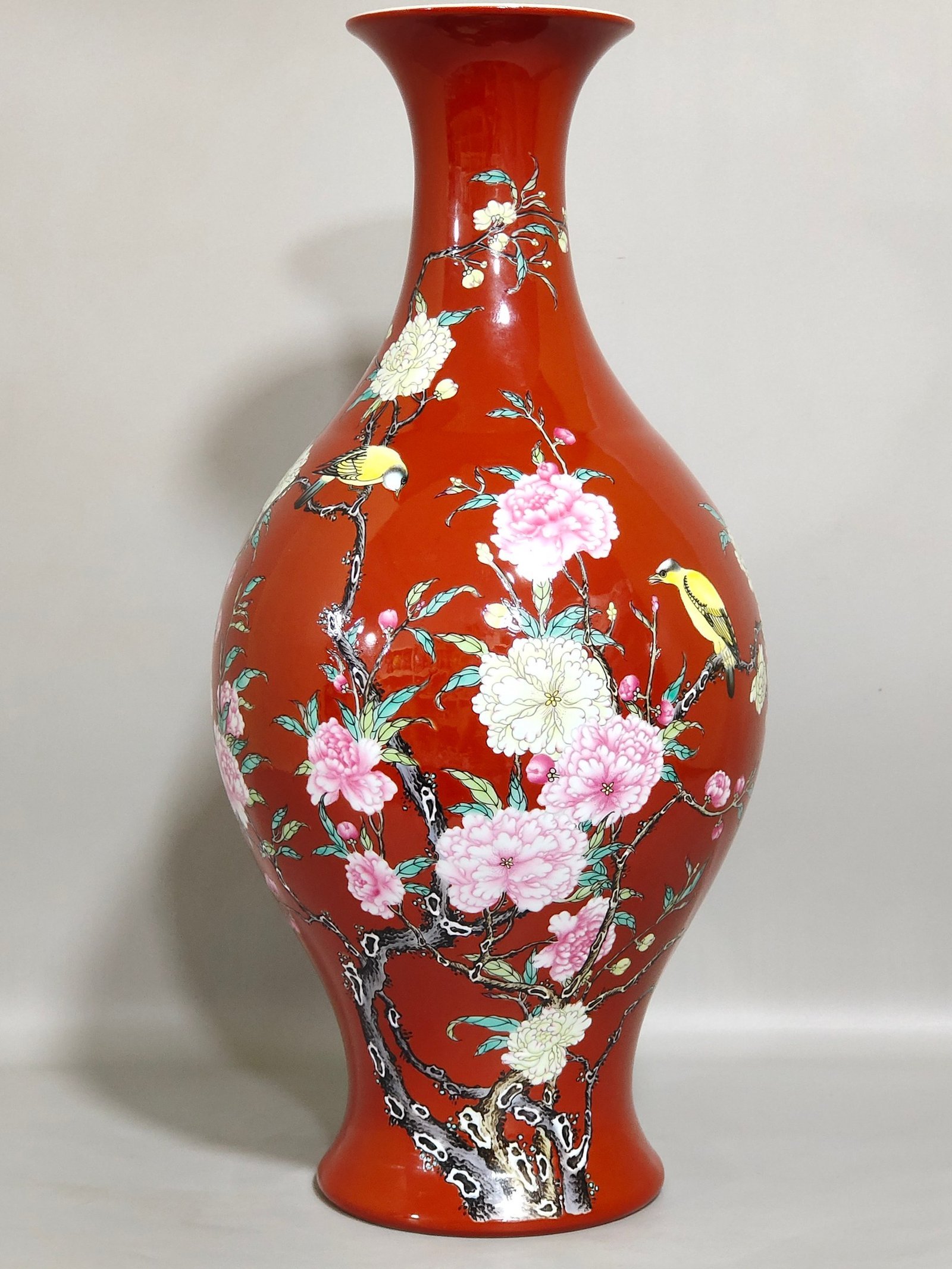 Qing Dynasty Yongzheng pepper red flower bird and olive vase