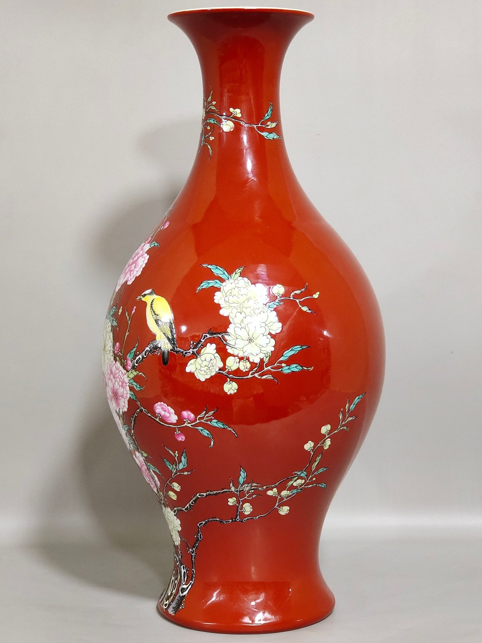 Qing Dynasty Yongzheng pepper red flower bird and olive vase