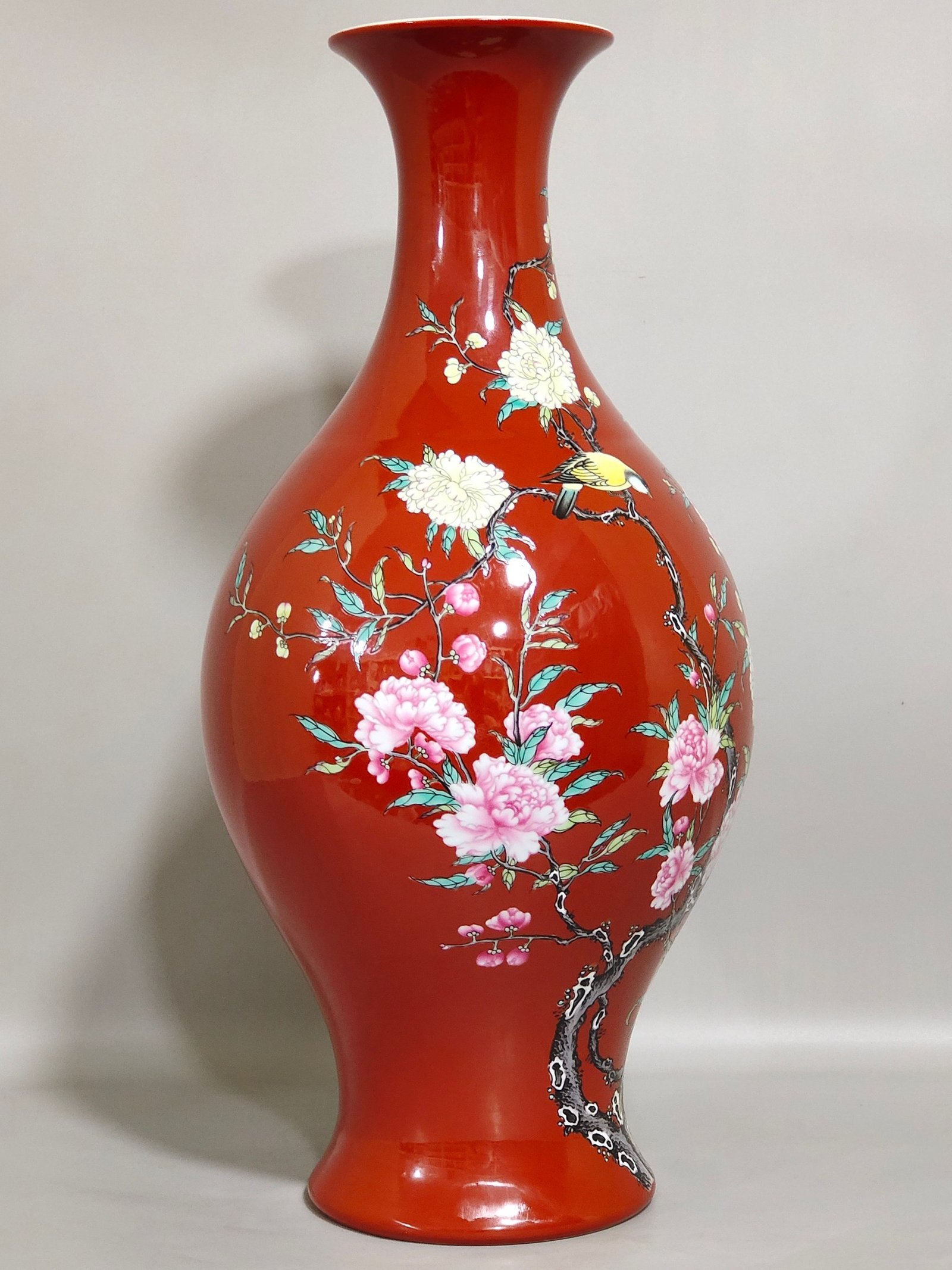 Qing Dynasty Yongzheng pepper red flower bird and olive vase