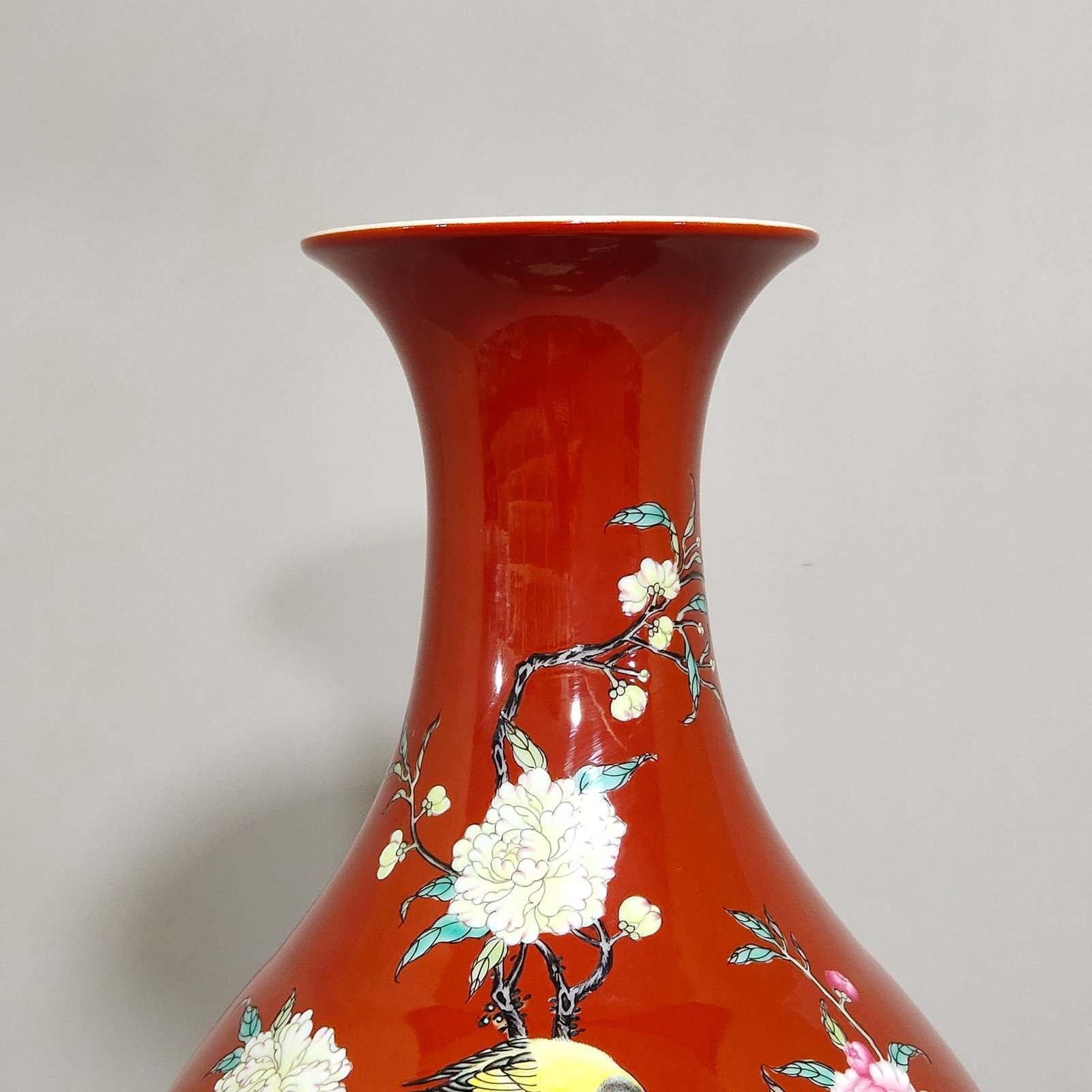 Qing Dynasty Yongzheng pepper red flower bird and olive vase