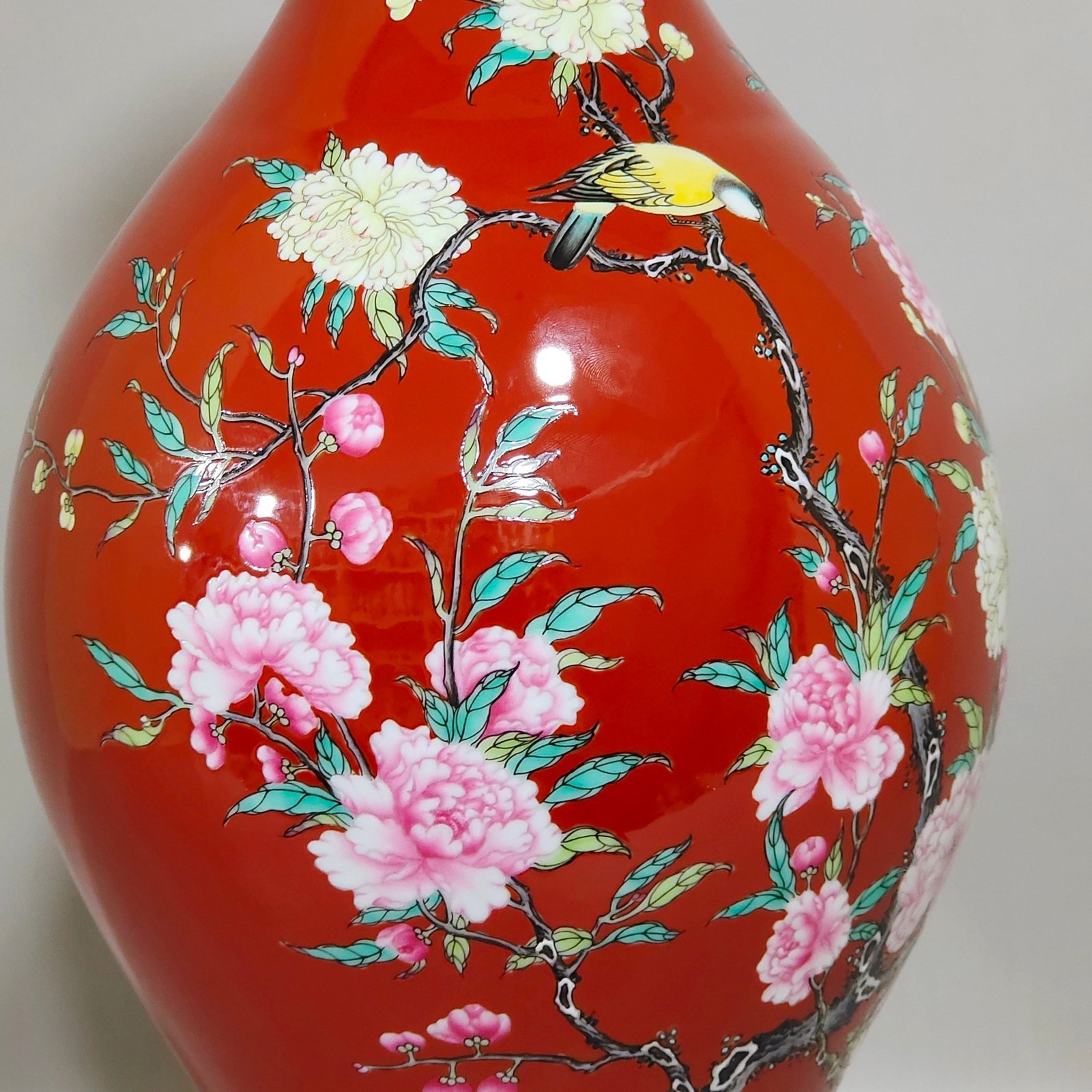 Qing Dynasty Yongzheng pepper red flower bird and olive vase