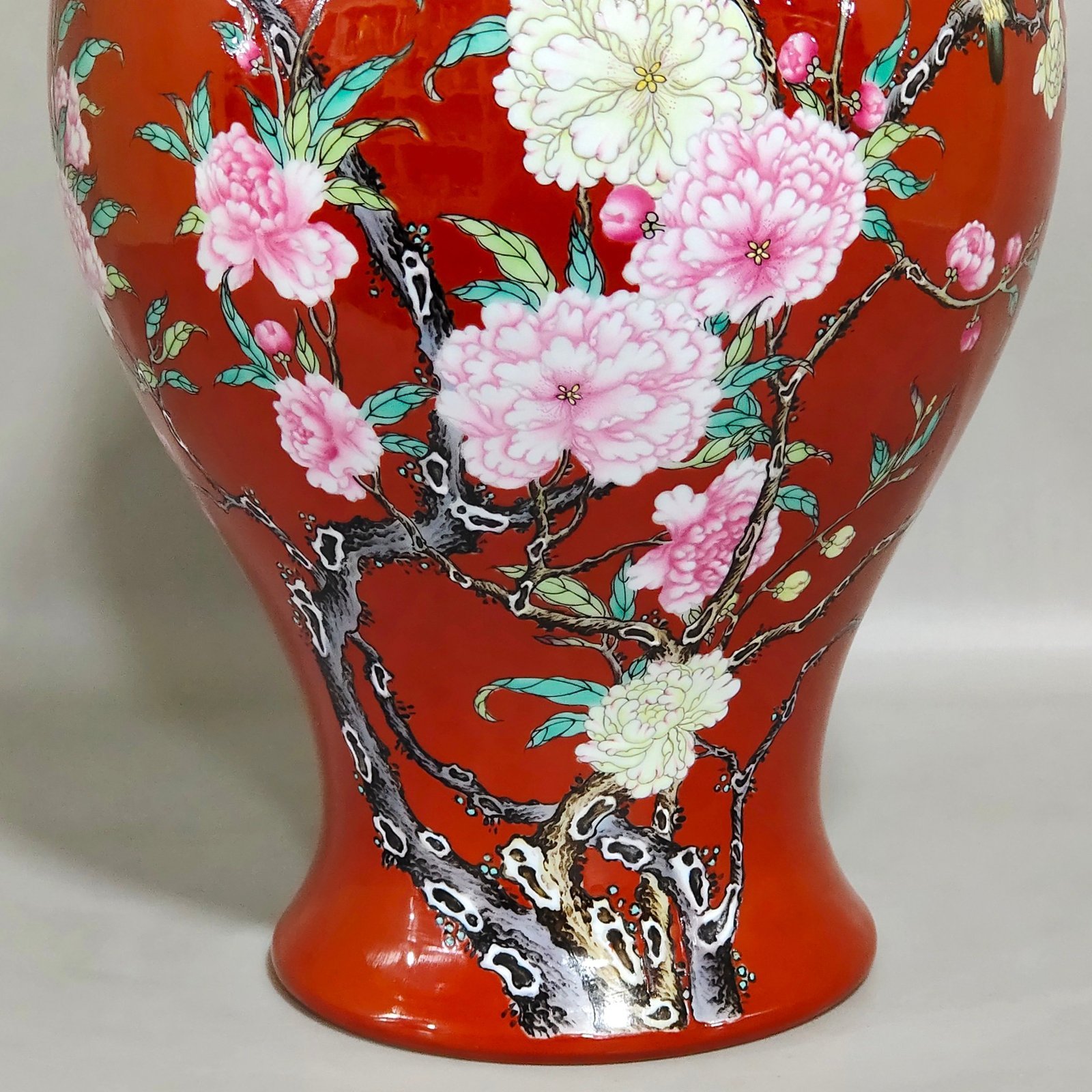 Qing Dynasty Yongzheng pepper red flower bird and olive vase