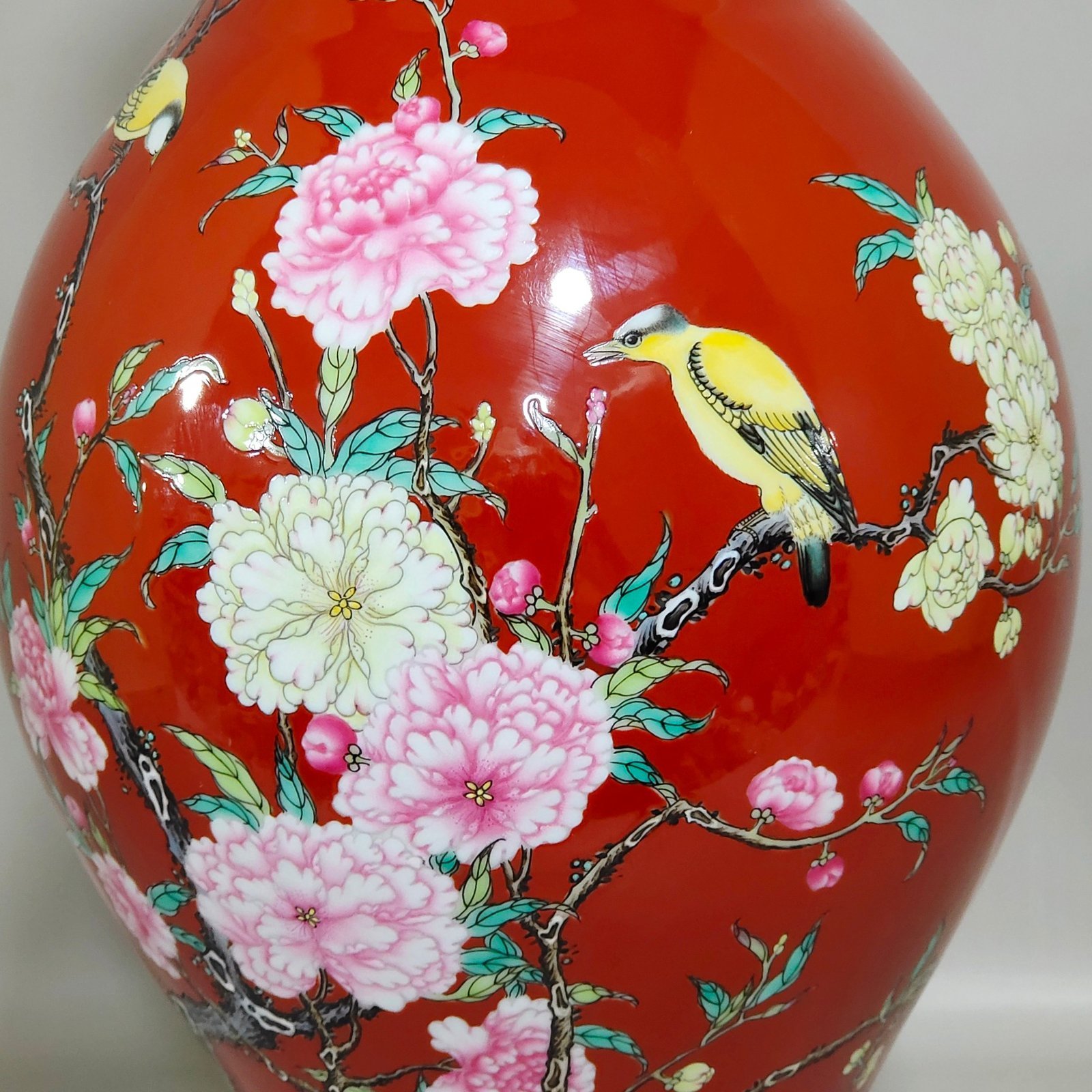 Qing Dynasty Yongzheng pepper red flower bird and olive vase
