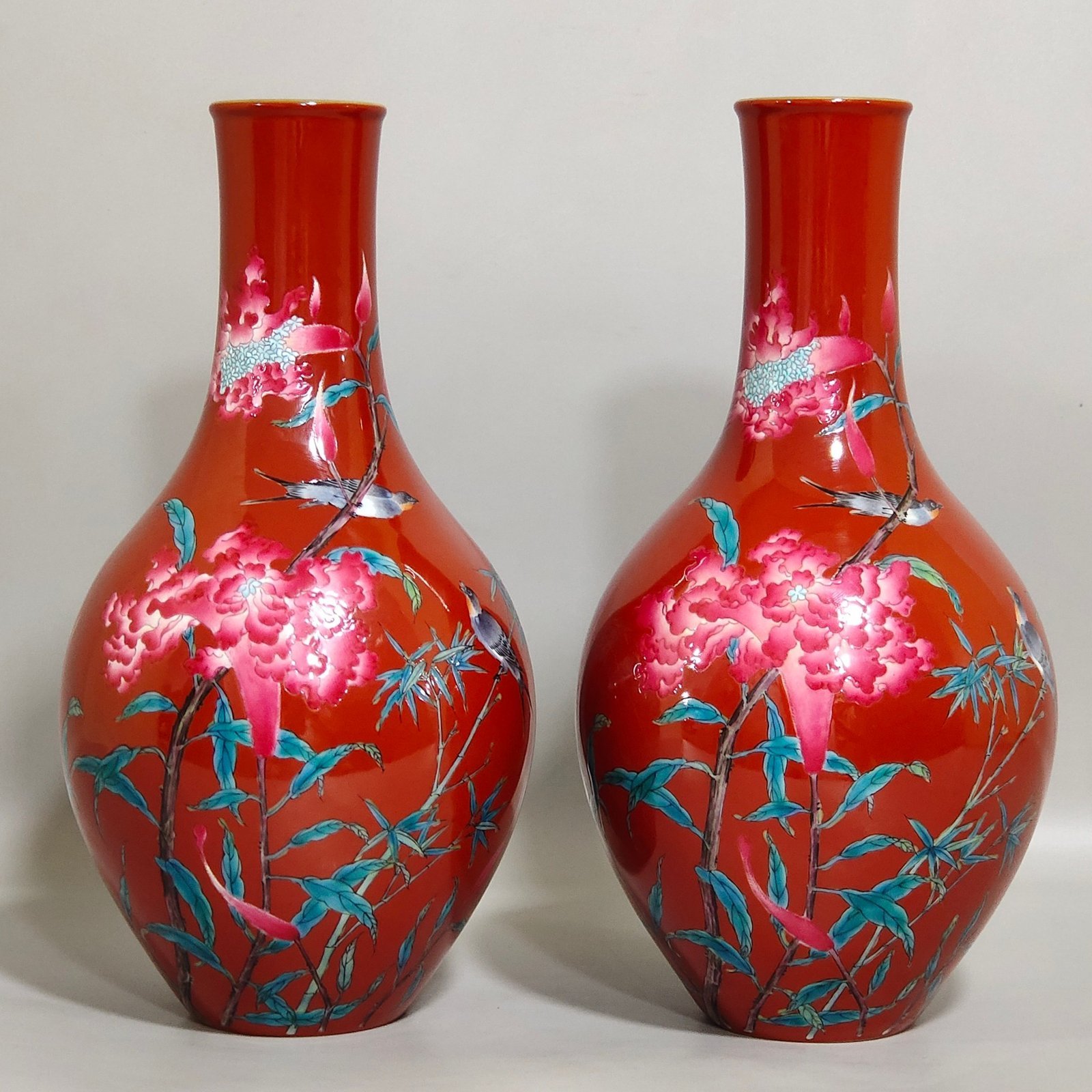 Qing Dynasty Yongzheng pepper red flower and bird poem olive vase