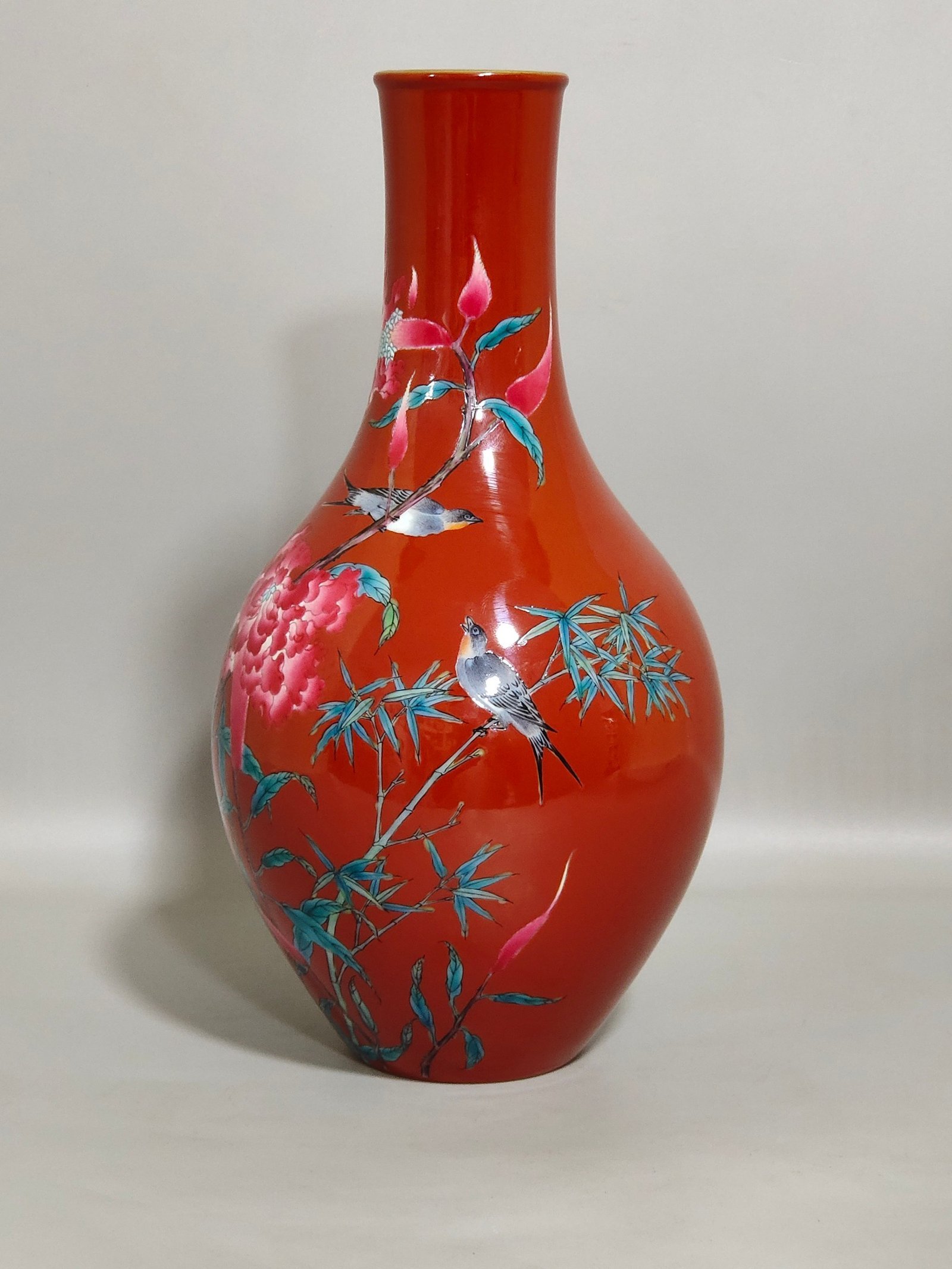Qing Dynasty Yongzheng pepper red flower and bird poem olive vase
