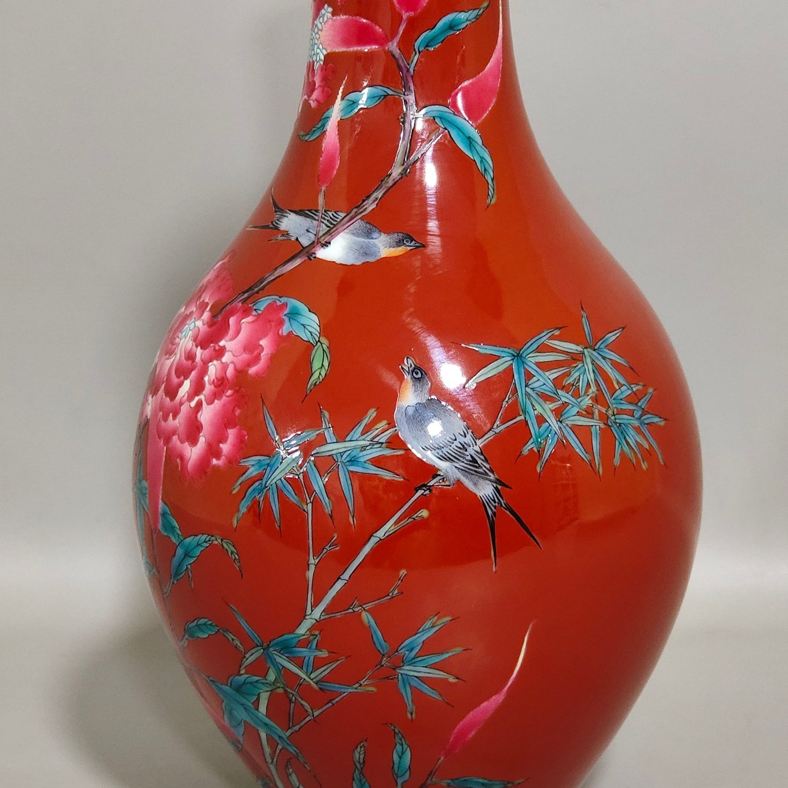Qing Dynasty Yongzheng pepper red flower and bird poem olive vase