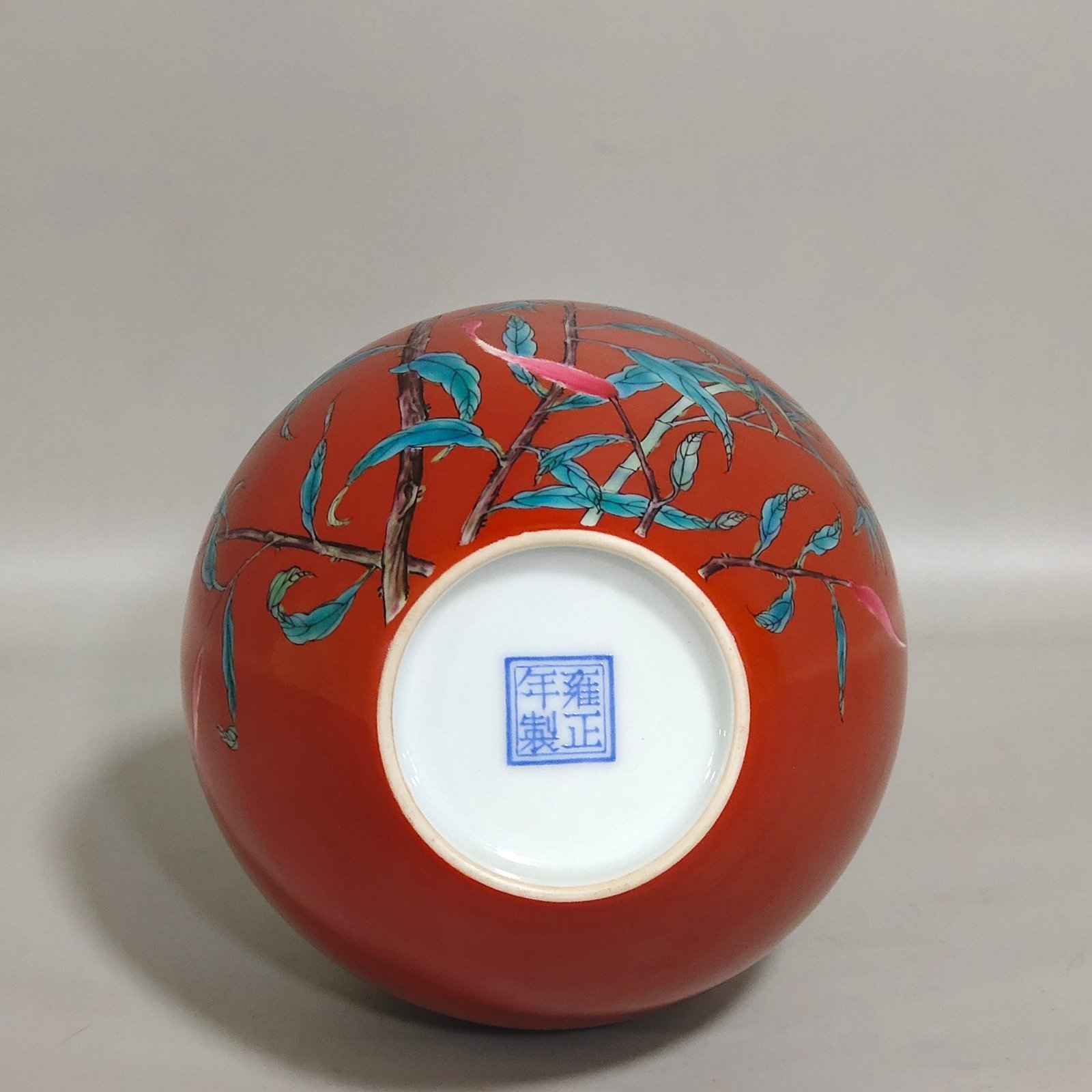 Qing Dynasty Yongzheng pepper red flower and bird poem olive vase