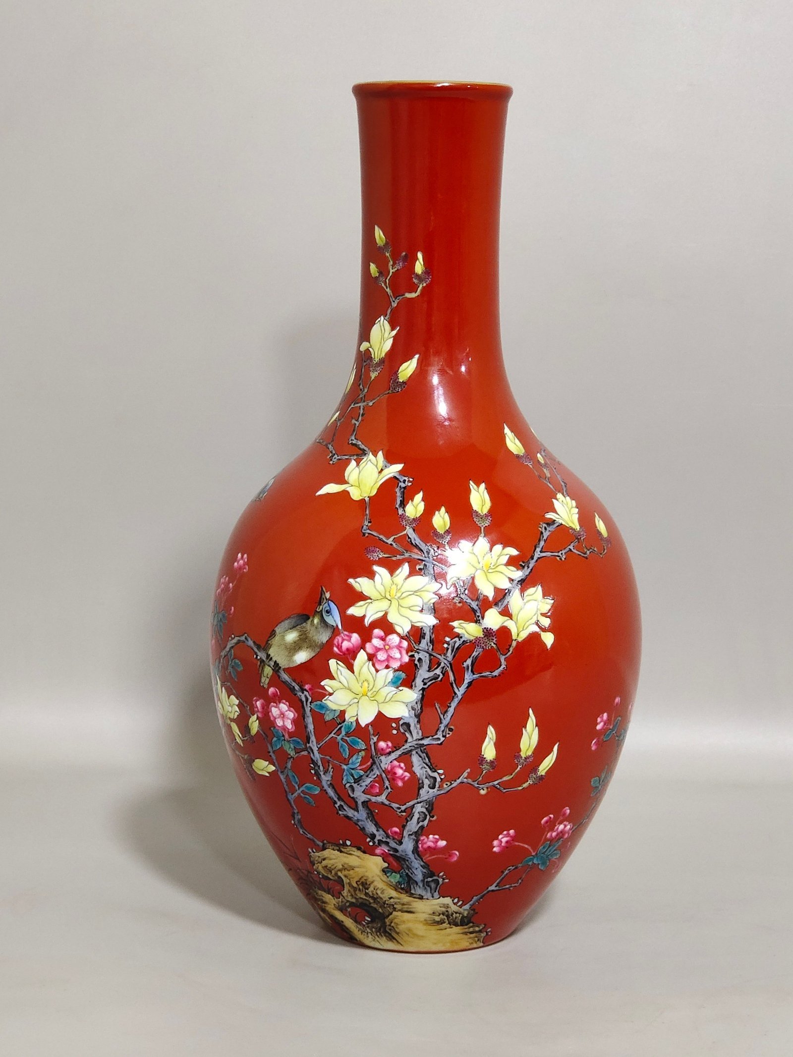 Qing Dynasty Yongzheng pepper red flower and bird poem olive vase