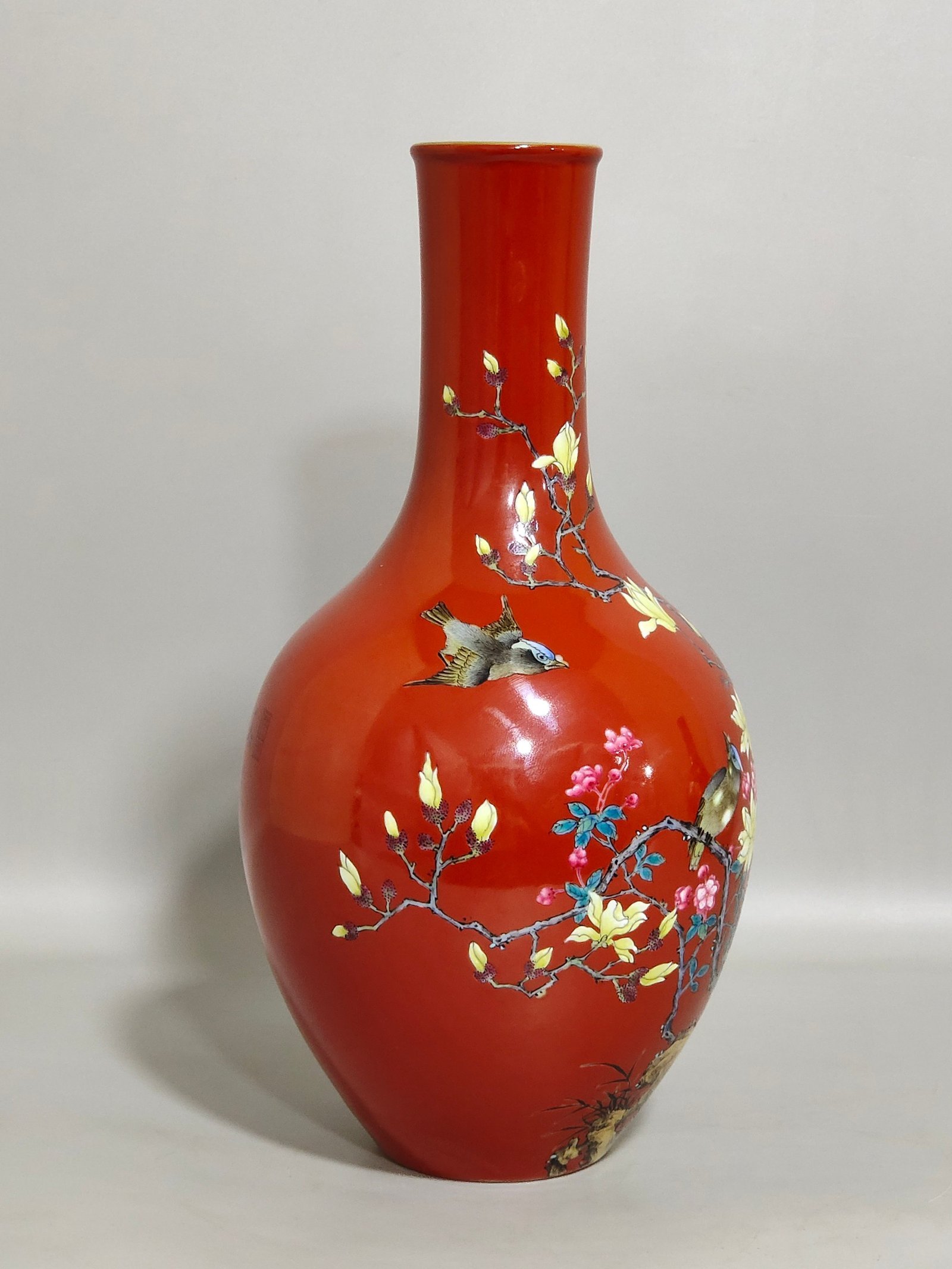 Qing Dynasty Yongzheng pepper red flower and bird poem olive vase