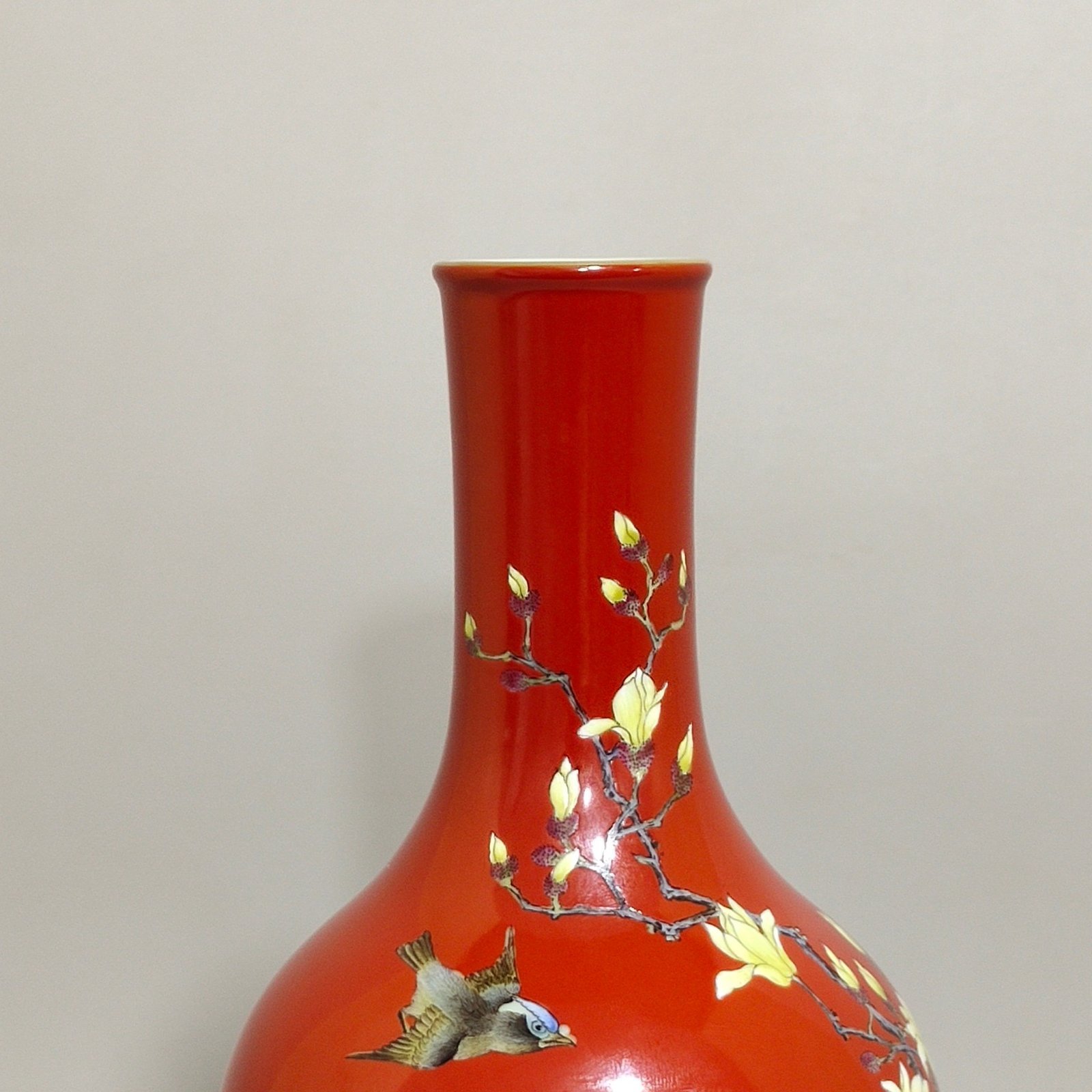 Qing Dynasty Yongzheng pepper red flower and bird poem olive vase