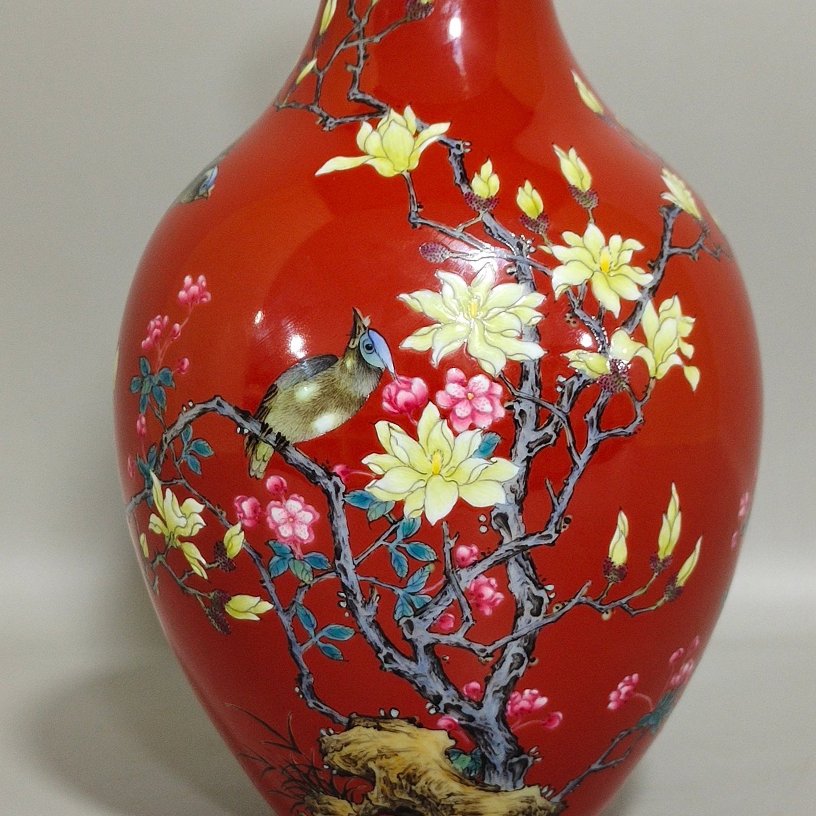 Qing Dynasty Yongzheng pepper red flower and bird poem olive vase