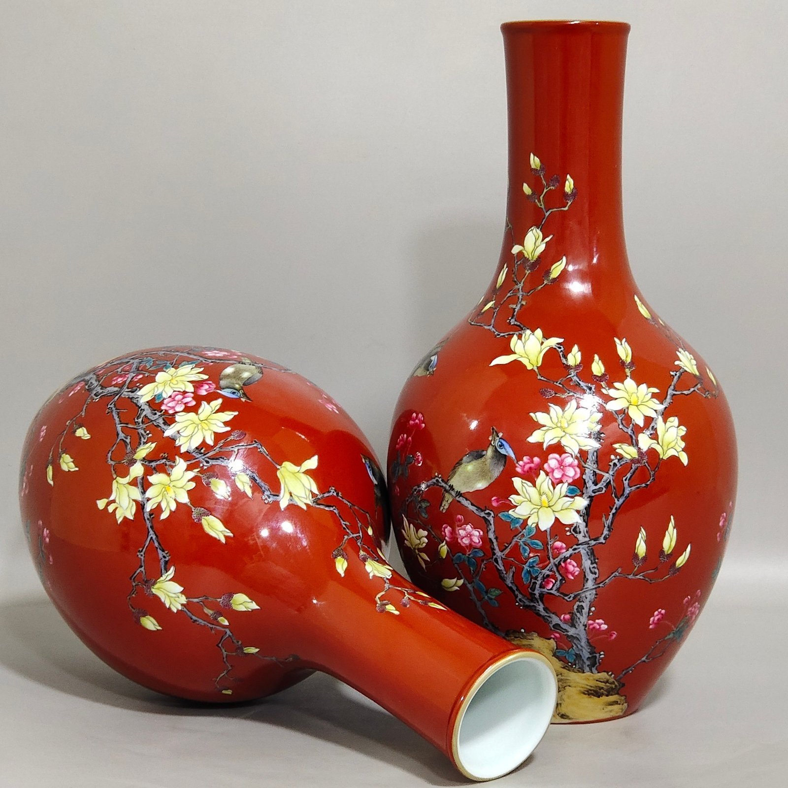 Qing Dynasty Yongzheng pepper red flower and bird poem olive vase