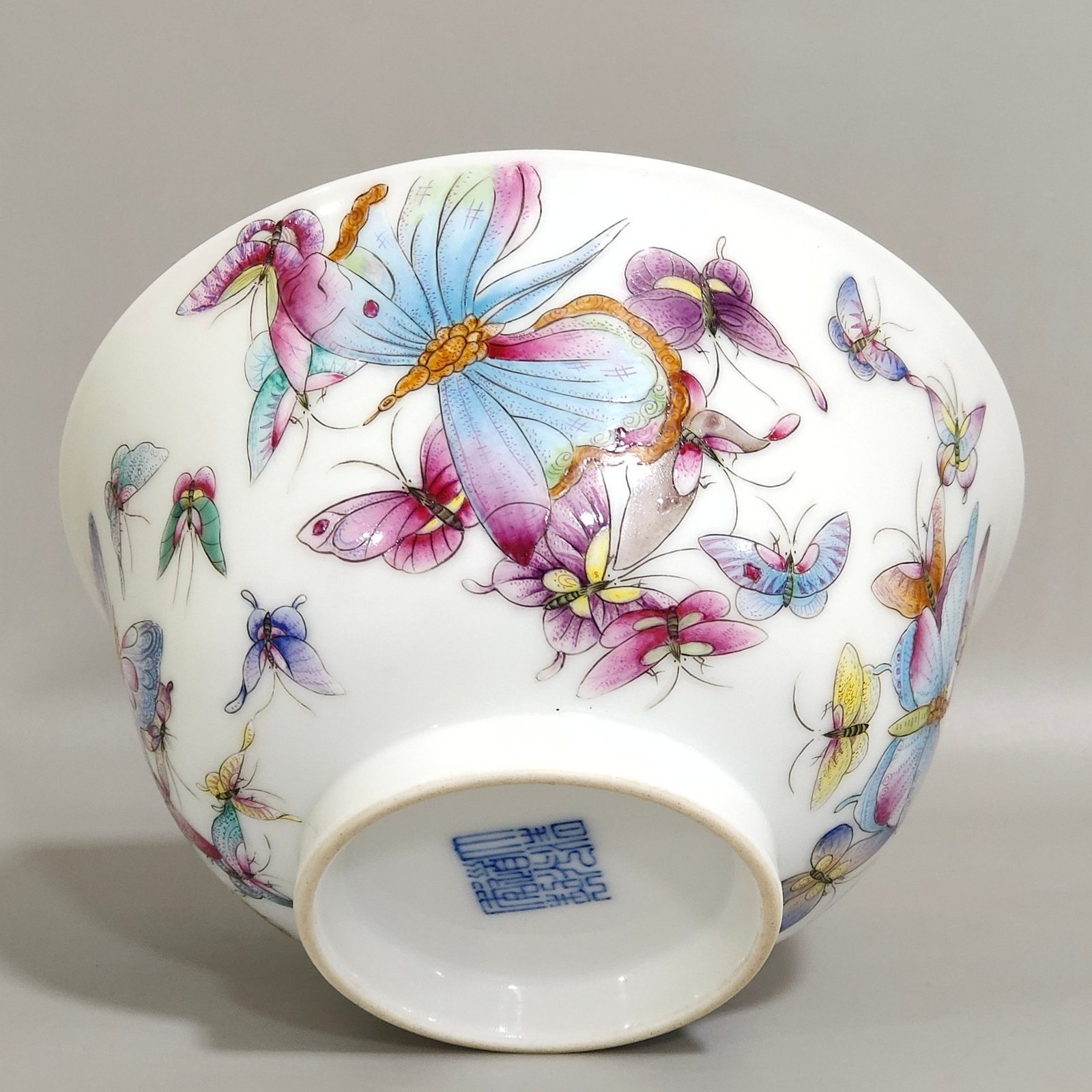Qing Dynasty Yongzheng Daoguang Hundred Butterfly Bowl